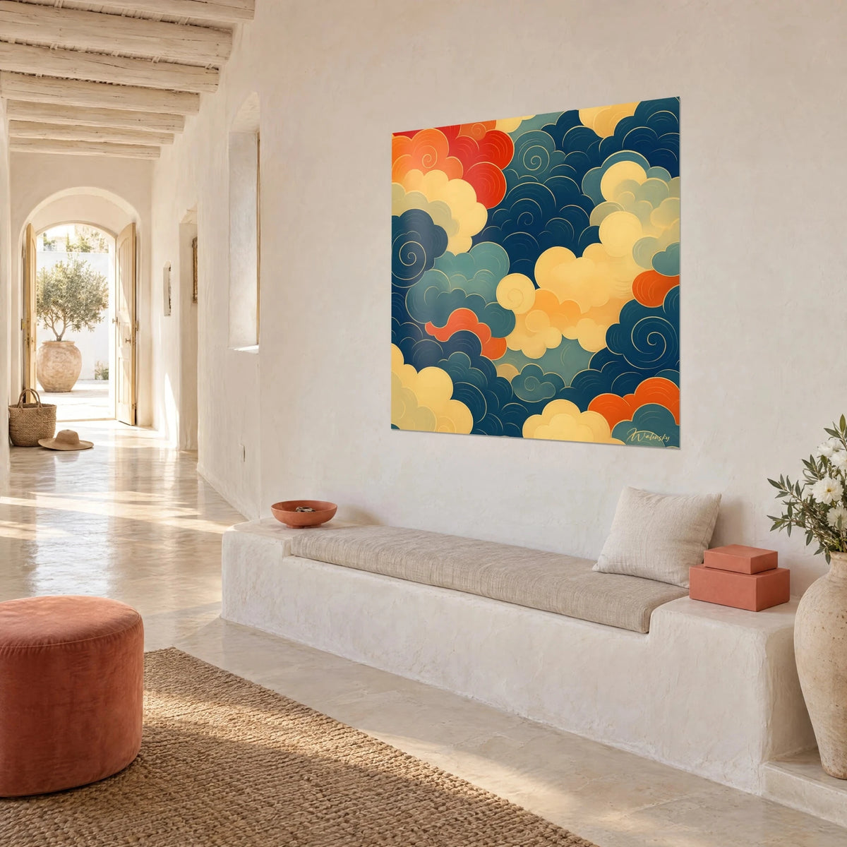 Cuadro cielo de volutas ondulantes amarillo mantequilla y azul petróleo, ribetes dorados, colgado en una pared blanca de una casa mediterránea
