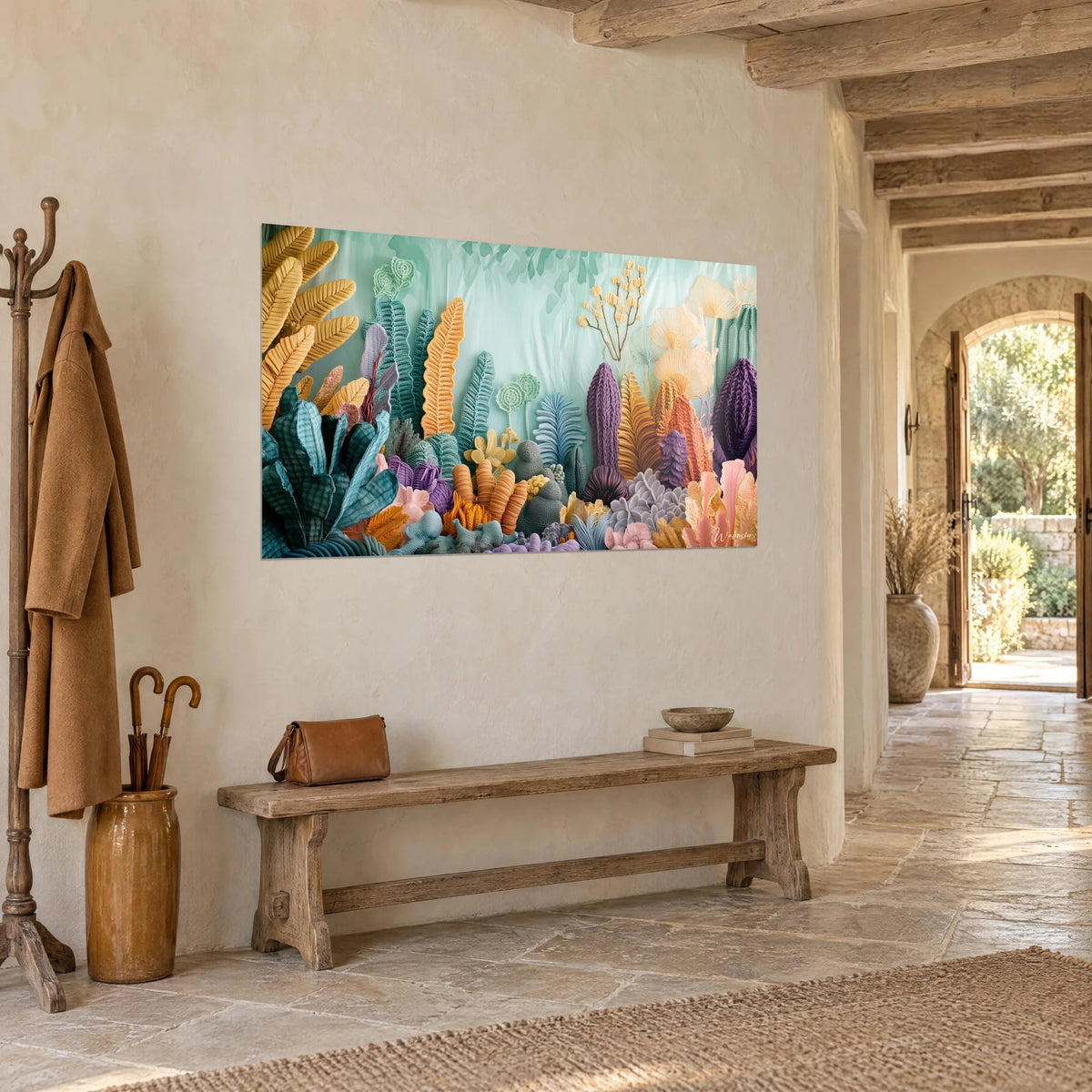 Quadro giardino sottomarino all'uncinetto, alghe viola e giallo senape su fondo verde acqua, vista di tre quarti in un corridoio in pietra