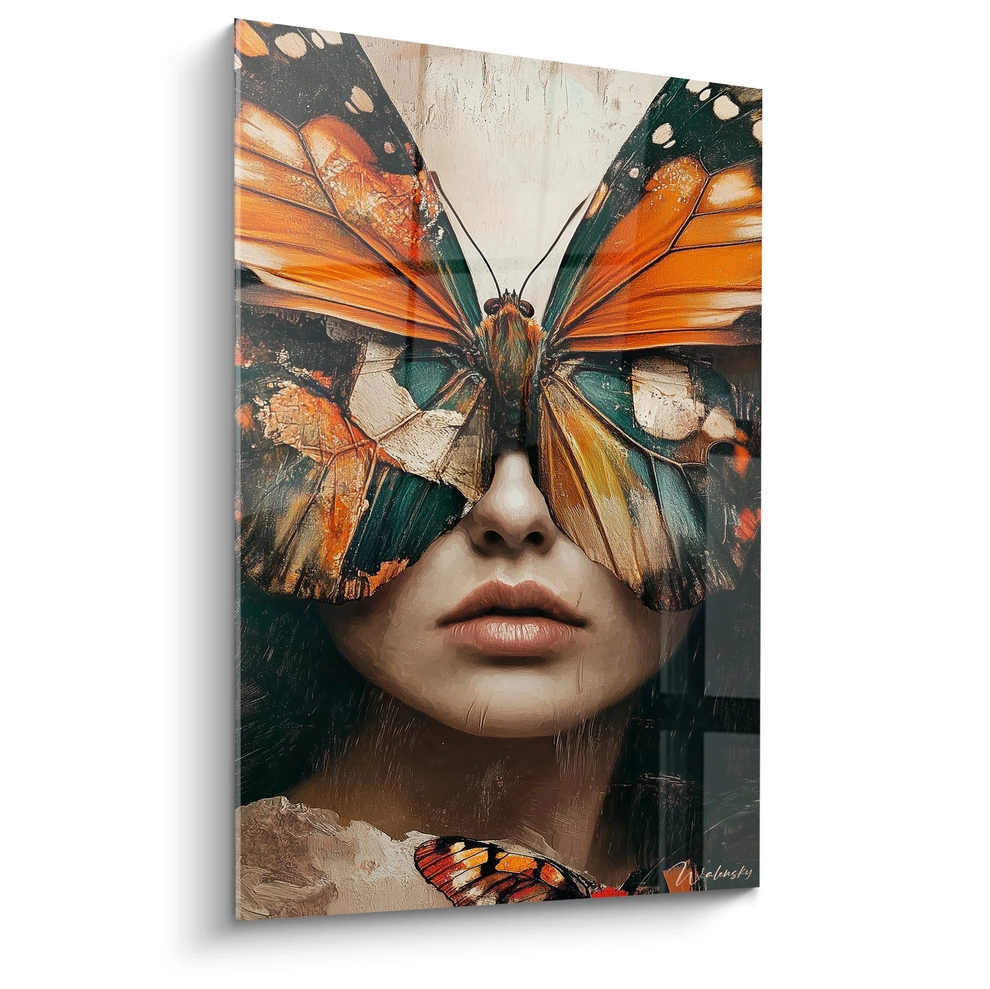 Un tableau visage papillon présentant une composition harmonieuse où des ailes orange et vertes texturées remplacent les yeux d'un visage féminin aux lèvres délicates, créant un effet de masque surréaliste sur fond beige.
