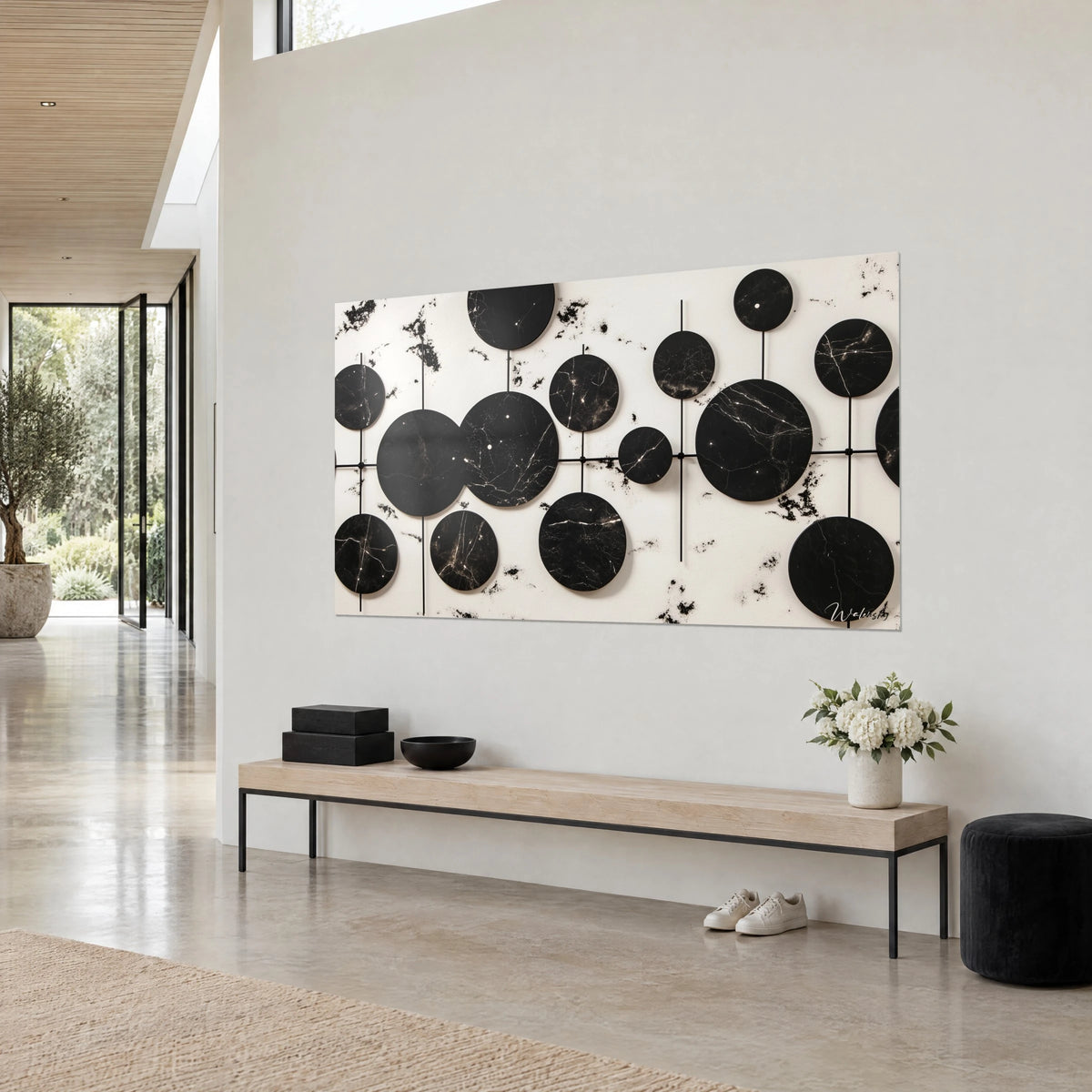 Cuadro de constelación de círculos de ébano unidos por varillas finas, salpicaduras de pintura negra sobre blanco crema, en la pared de una casa de arquitecto