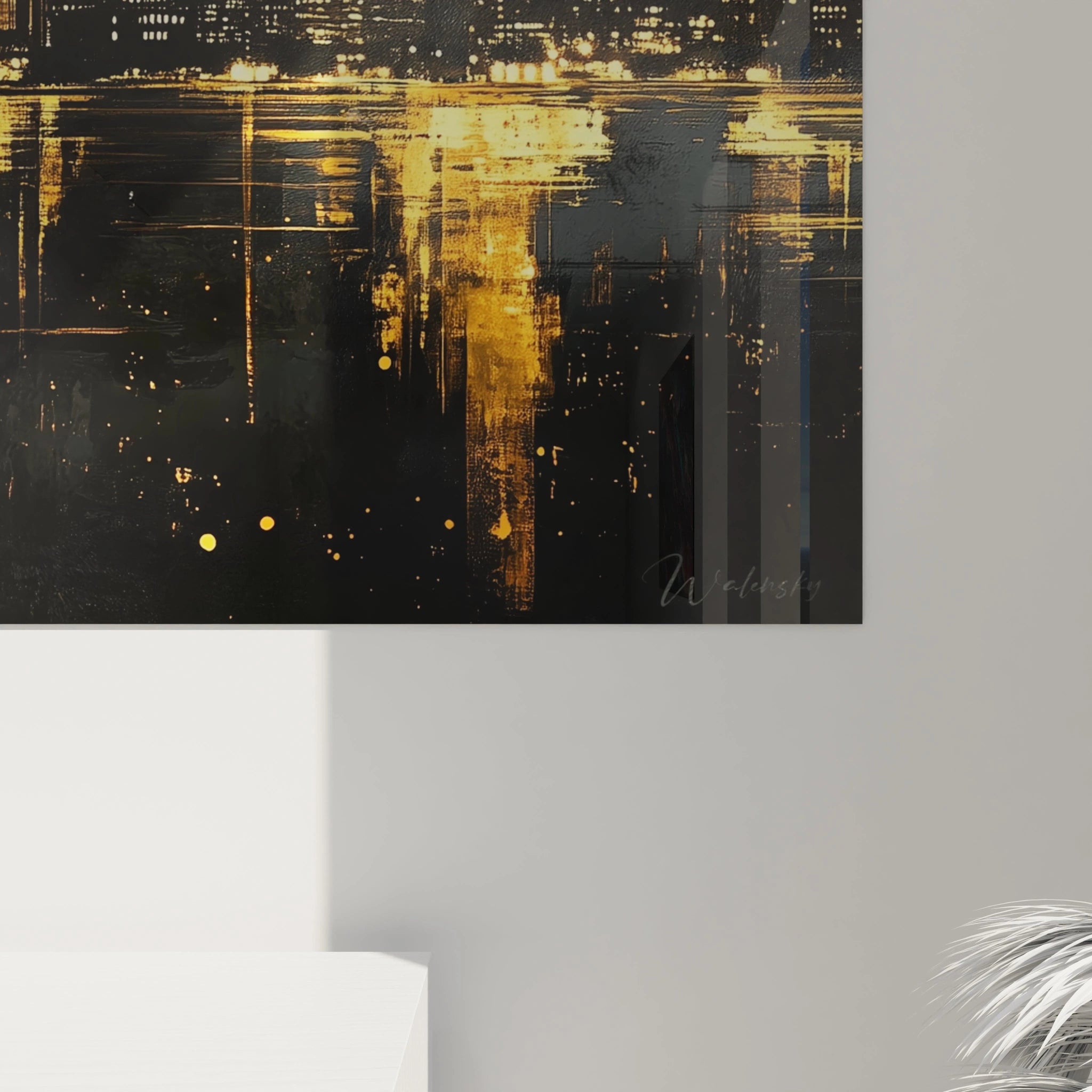 Tableau New York Walensky avec design abstrait noir et or suspendu sur un mur gris