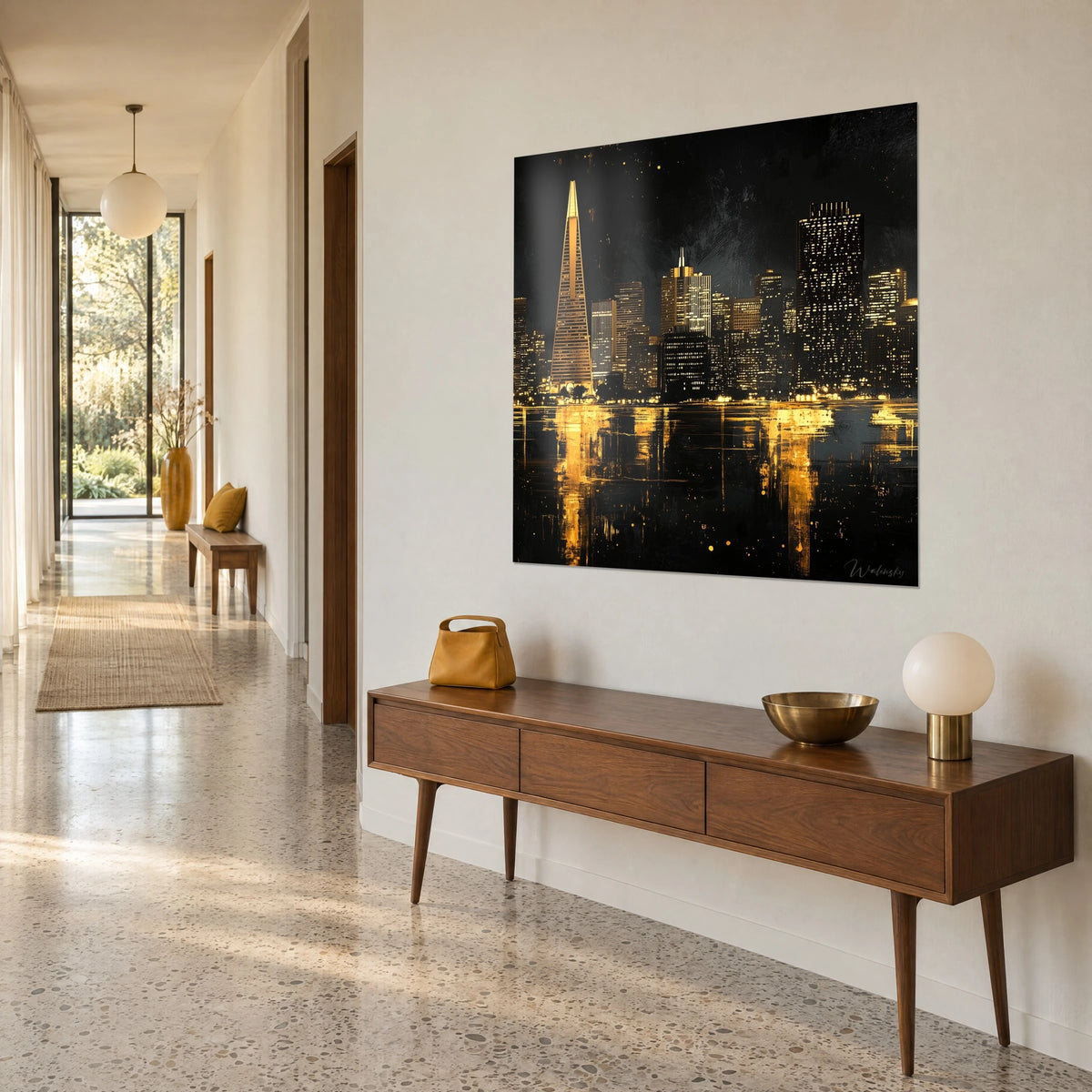 Tableau skyline nocturne aux fenêtres ambre sur fond noir, reflets dorés coulant dans l'eau, vu de trois-quarts dans un couloir clair