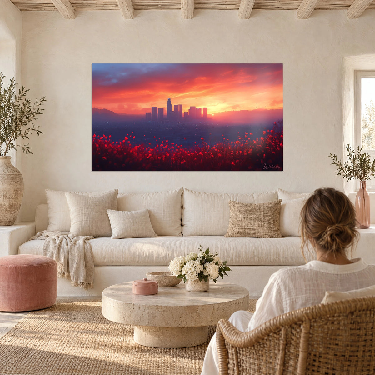 Gemälde Wolkenkratzer-Skyline in einem orange-rosa Himmel versunken, Feld roter Mohnblumen, über einem Sofa in einem hellen Wohnzimmer