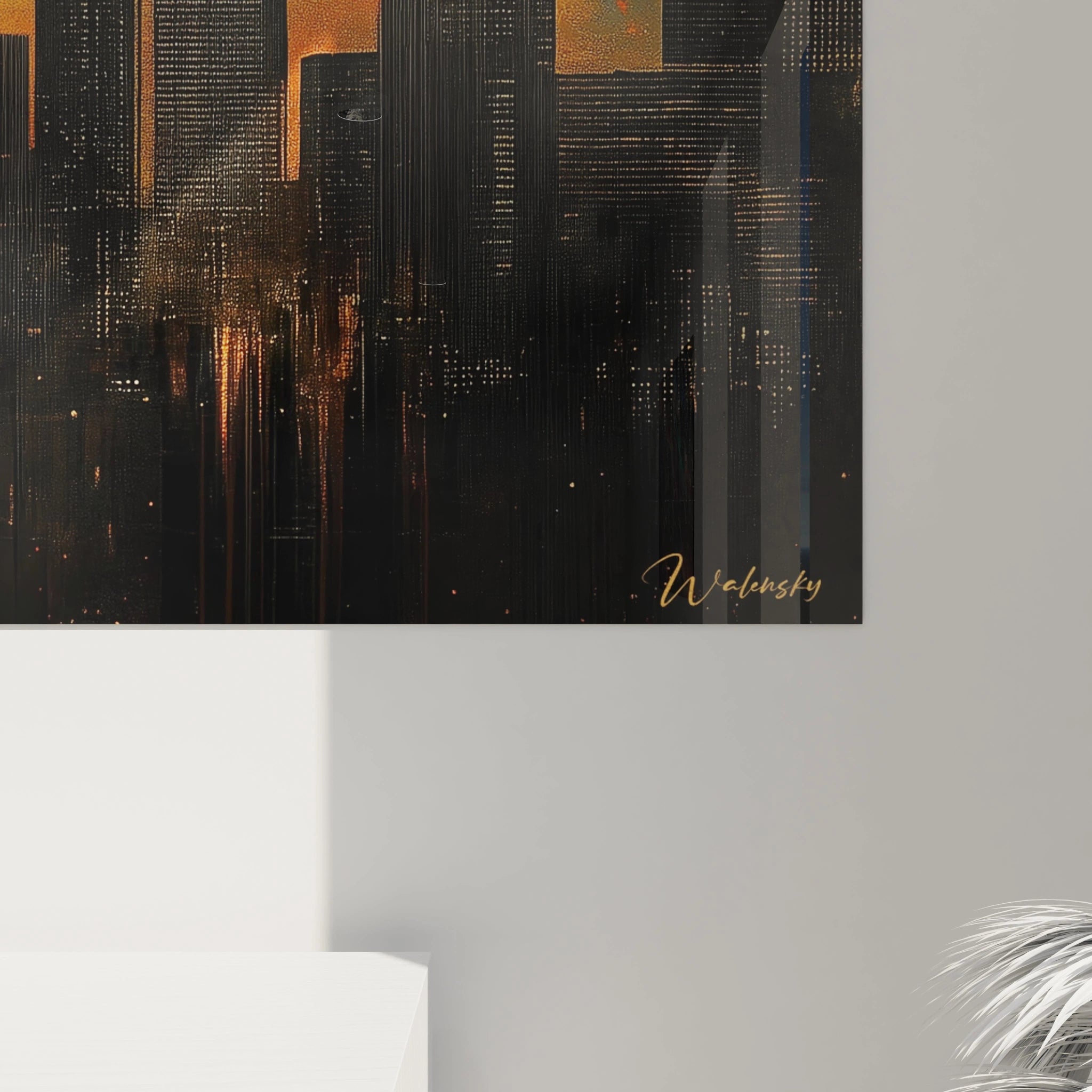 Tableau New York abstrait en noir et or signé Walensky accroché sur mur gris