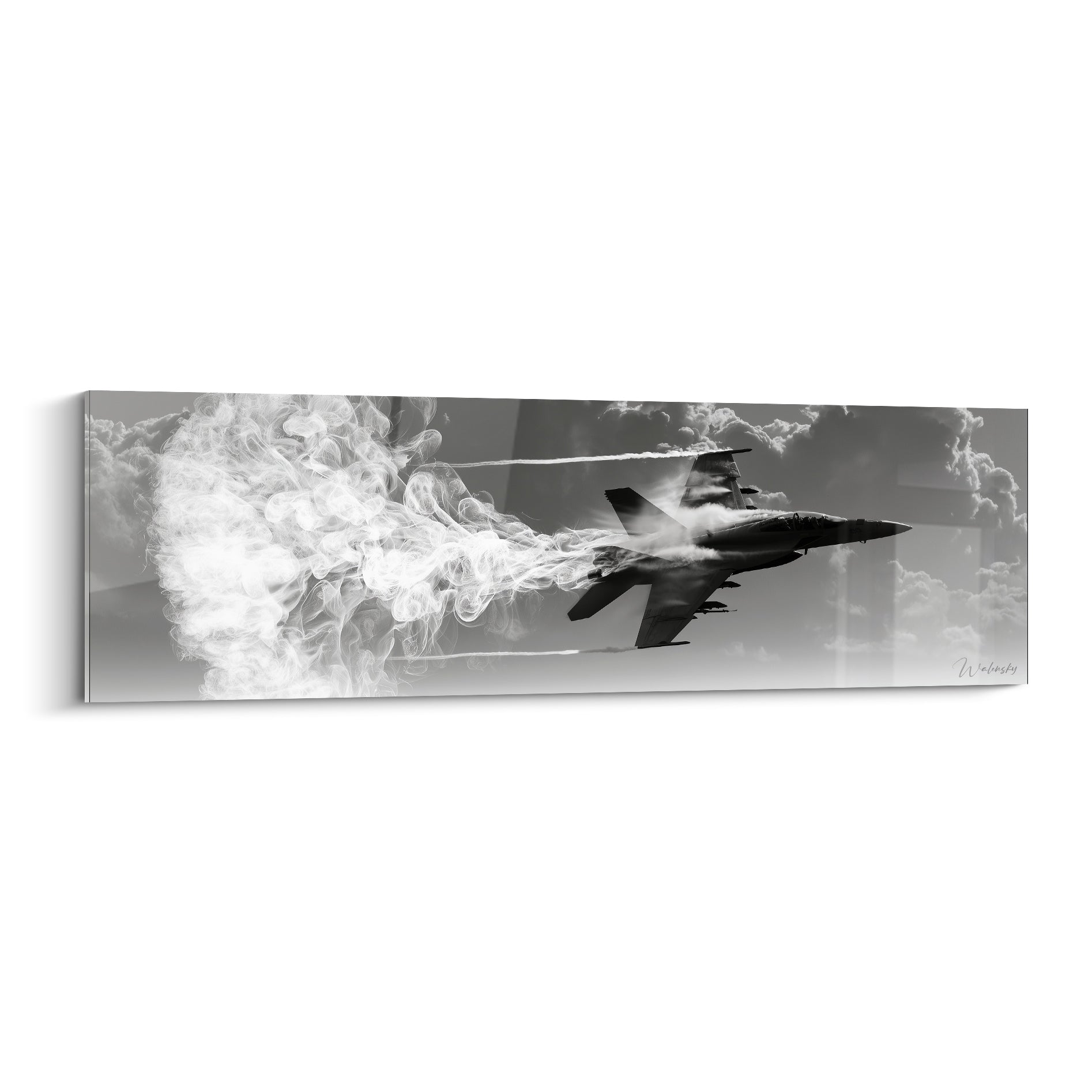 Avion de chasse gris anthracite laissant une traînée de fumée blanche dense dans un ciel nuageux