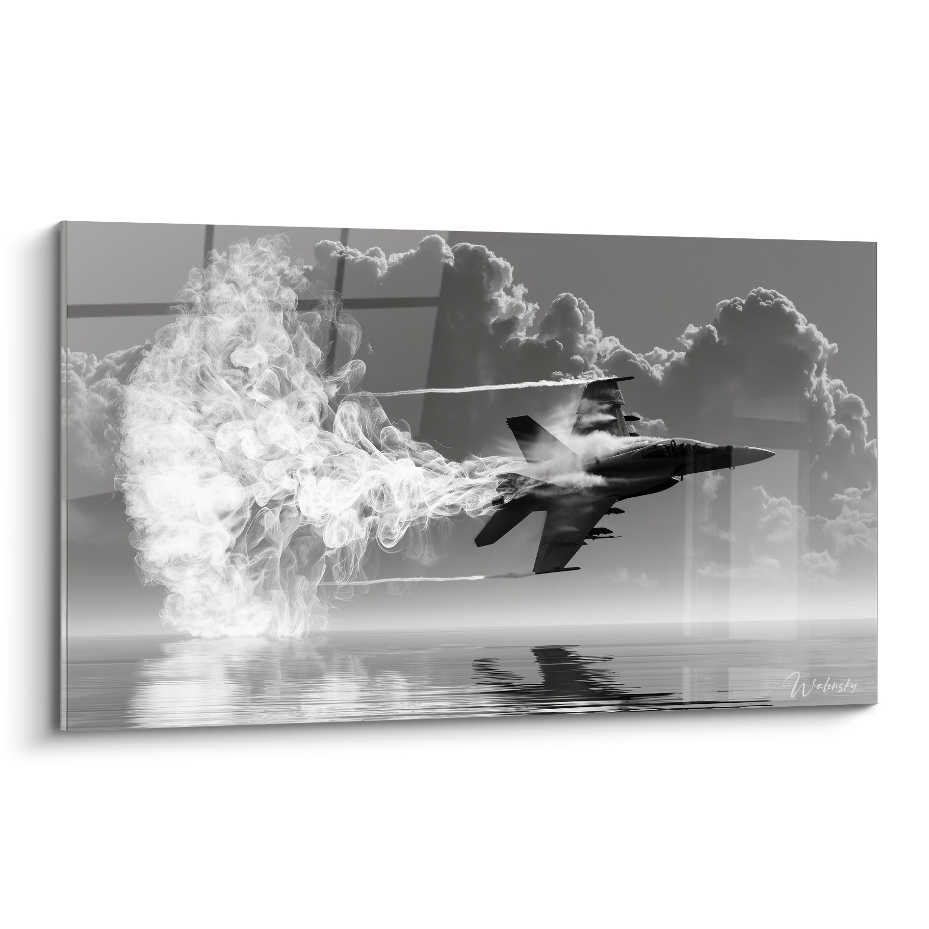 Avion de chasse gris fend le ciel nuageux, panache de fumée blanche et reflet sur une mer anthracite