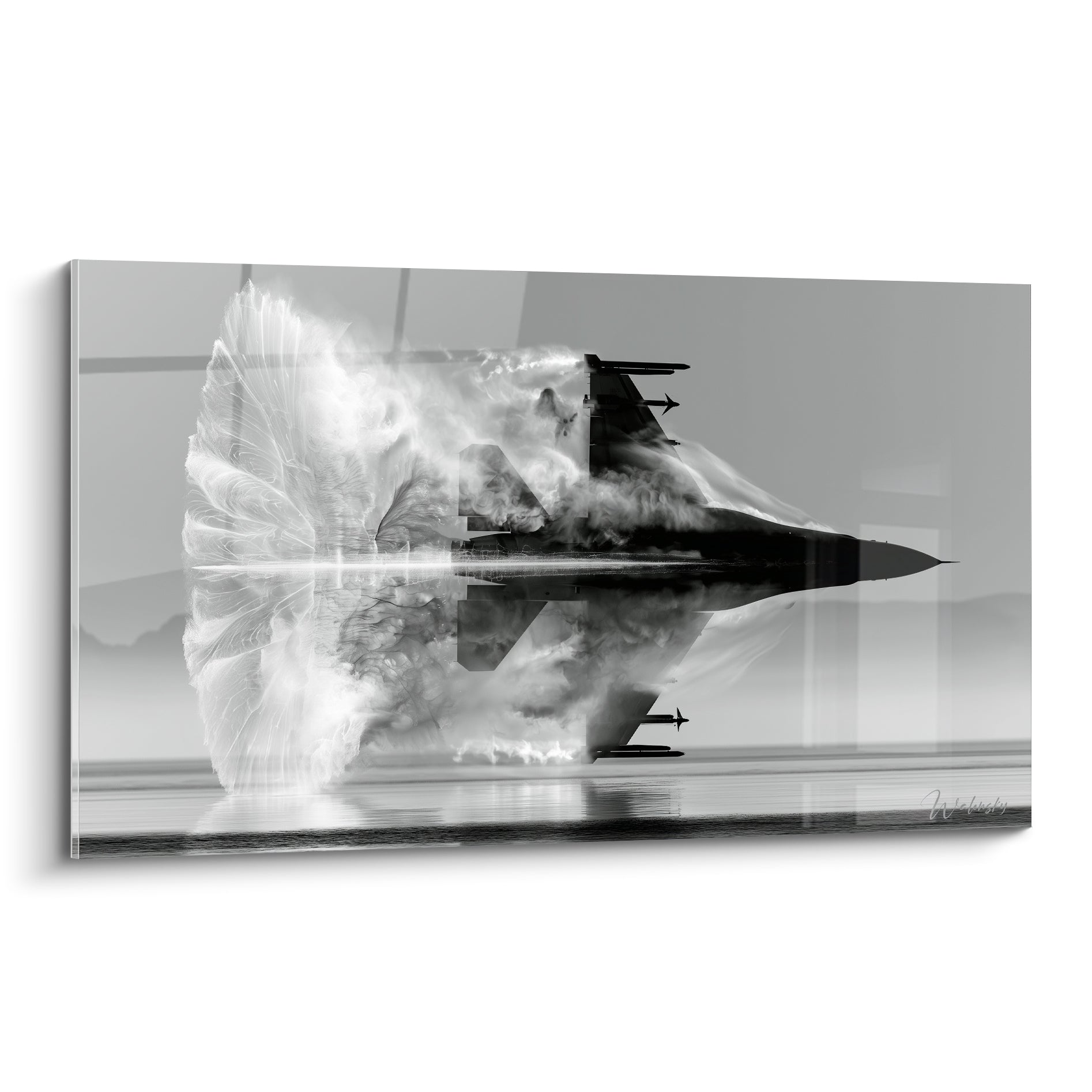 Avion de chasse noir traversant un nuage blanc de vapeur, contraste anthracite et gris intense