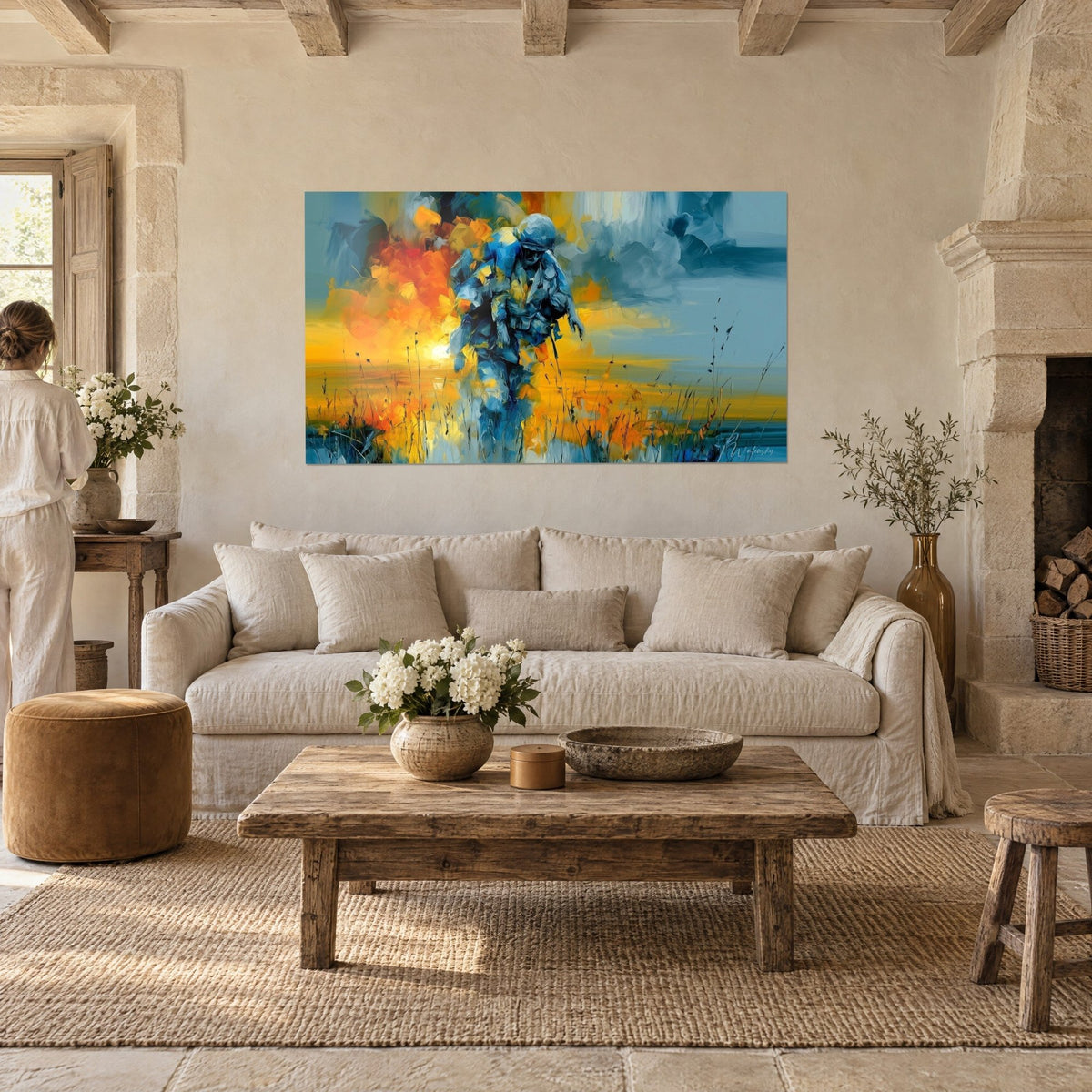 Tableau soldat casqué bleu marine marchant dans les herbes, ciel orangé en fusion, au-dessus d'un canapé dans un salon lumineux