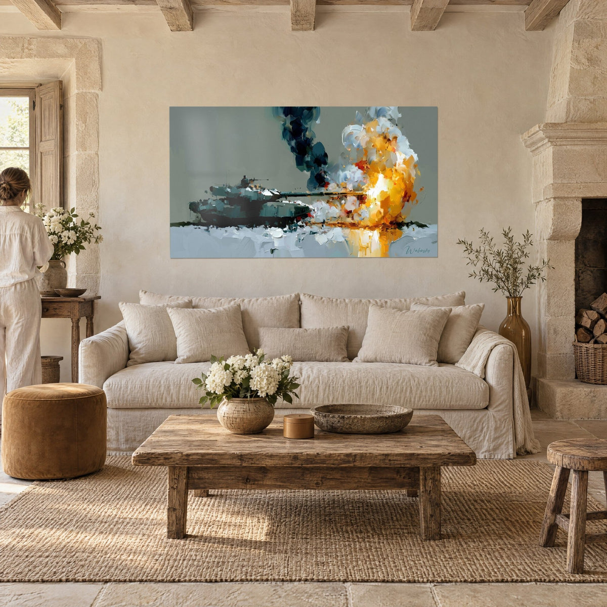Tableau char d'assaut crachant une gerbe de flammes orange, fumée bleu nuit, personne de dos, au-dessus d'un canapé dans un salon lumineux