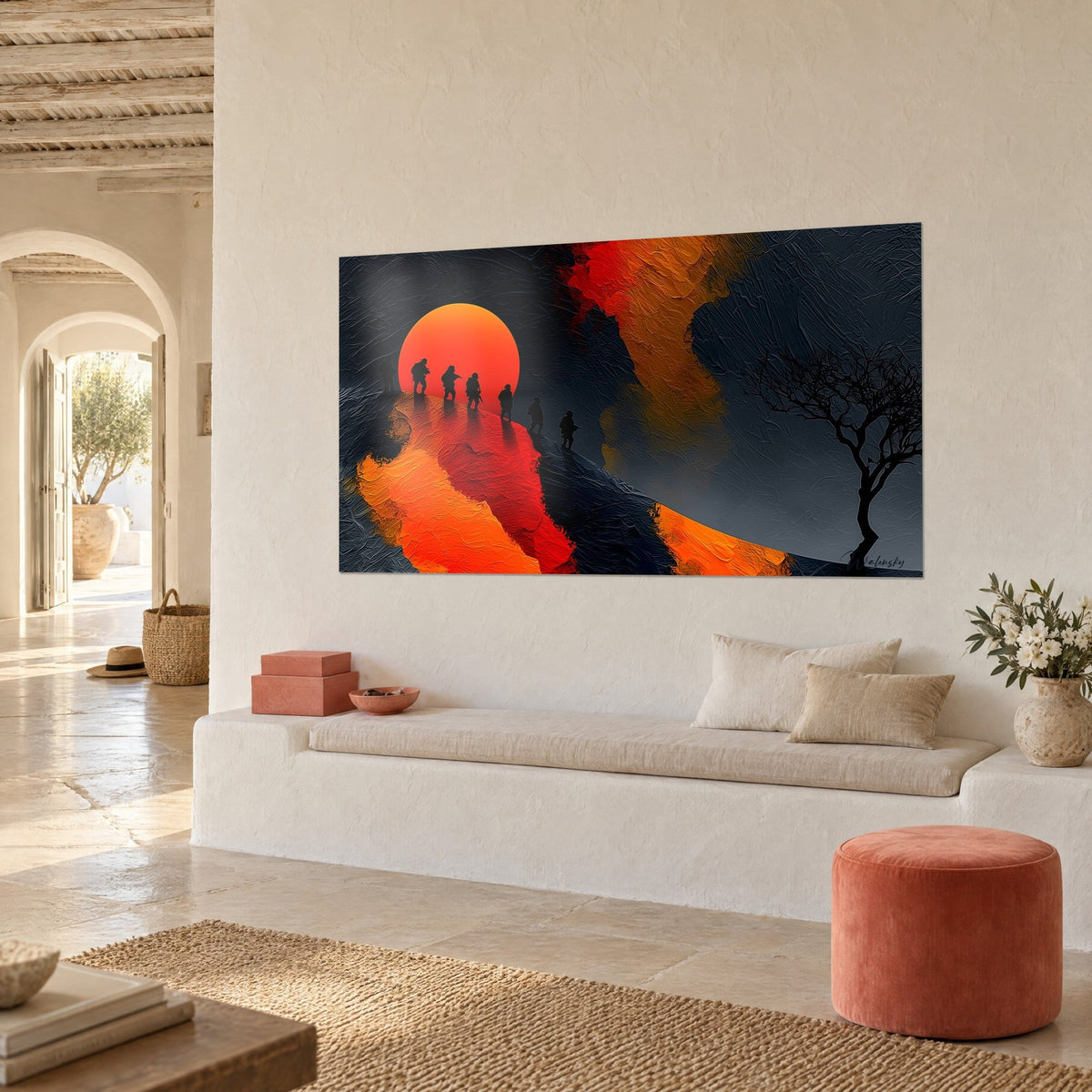 Tableau patrouille d'hommes armés sur une dune rouge vif, disque solaire orangé et arbre nu noir, mur crème d'une maison méditerranéenne
