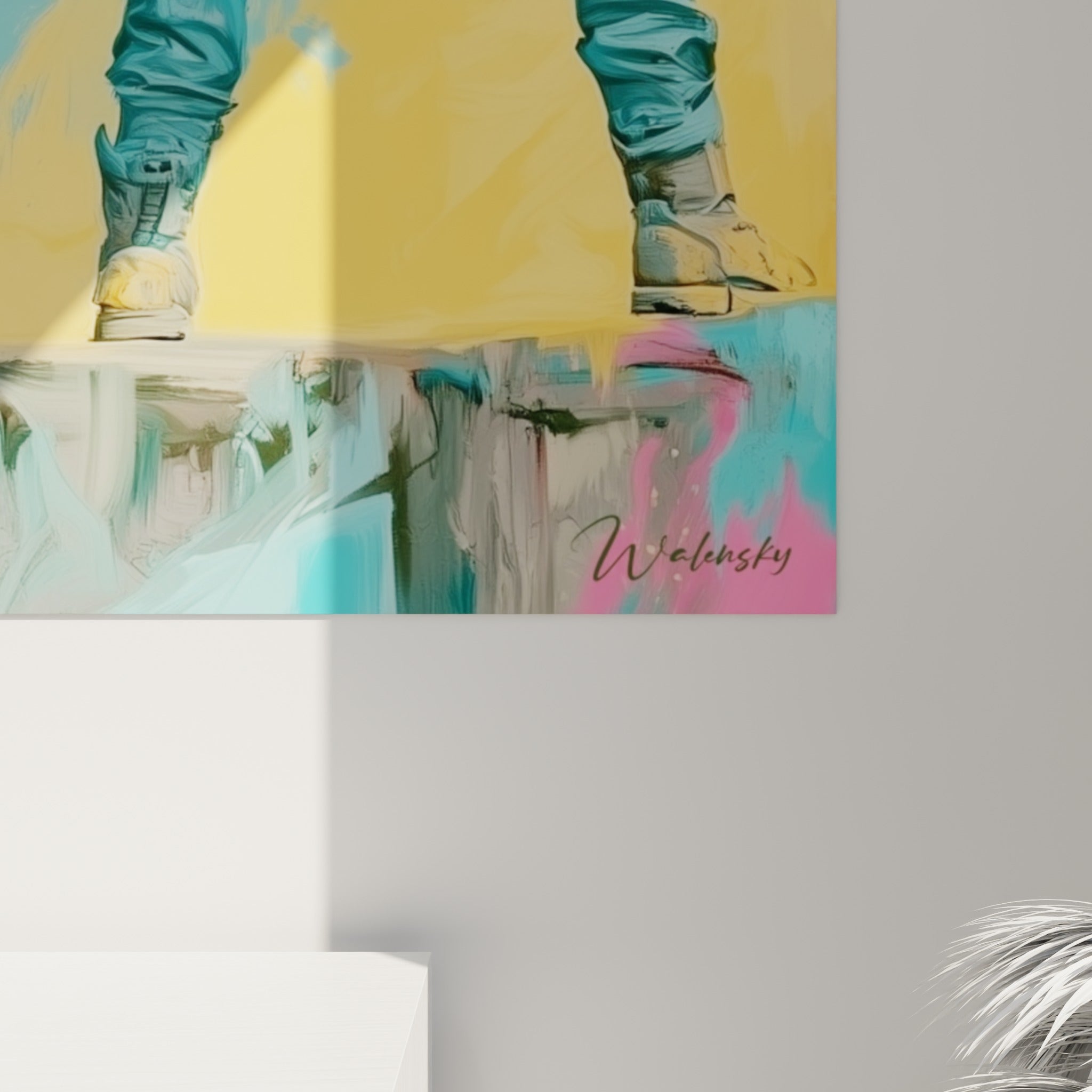 Empâtements turquoise, coulures roses et éclats jaunes se mêlant en gros plan sur la toile militaire