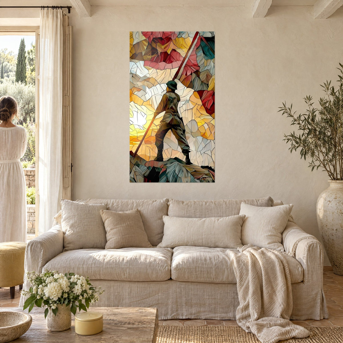 Tableau soldat casqué dressant sa hampe rouge, éclats ocre et rose façon vitrail, au-dessus d'un canapé dans un salon lumineux