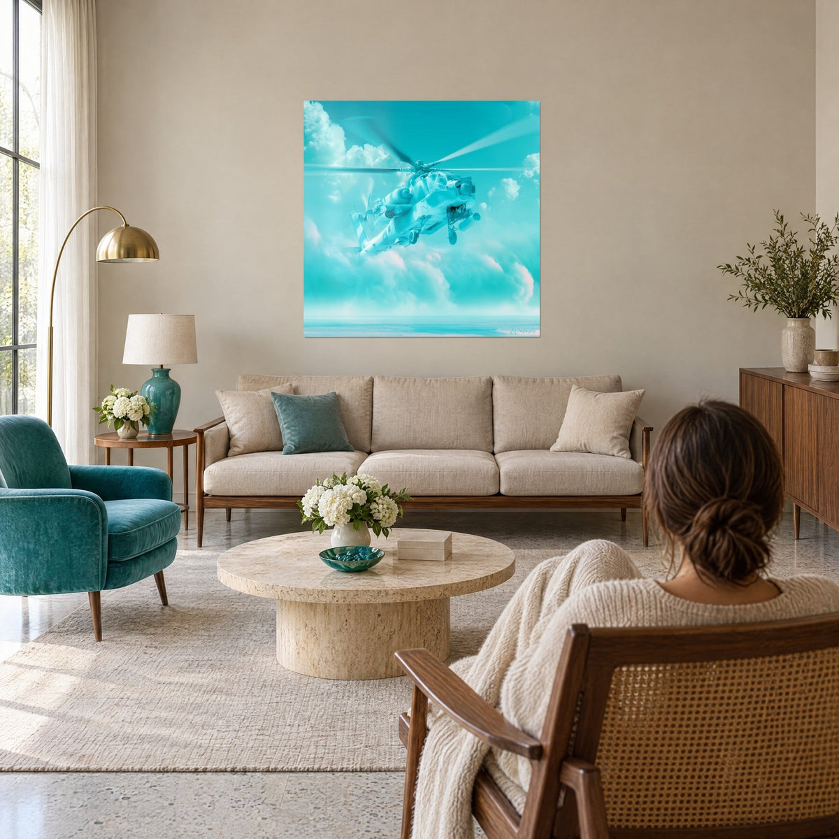 Tableau hélicoptère d'attaque turquoise aux pales floues, nuages blancs et rosés, au-dessus d'un canapé dans un salon lumineux