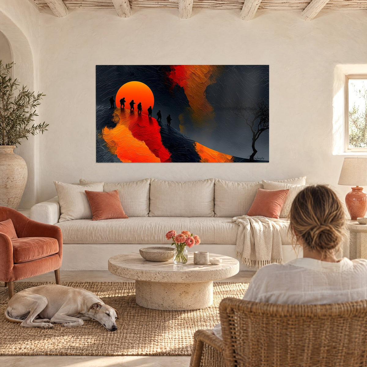 Tableau file de soldats en silhouette noire gravissant une crête sous un soleil orange, ciel anthracite, au-dessus d'un canapé dans un salon lumineux
