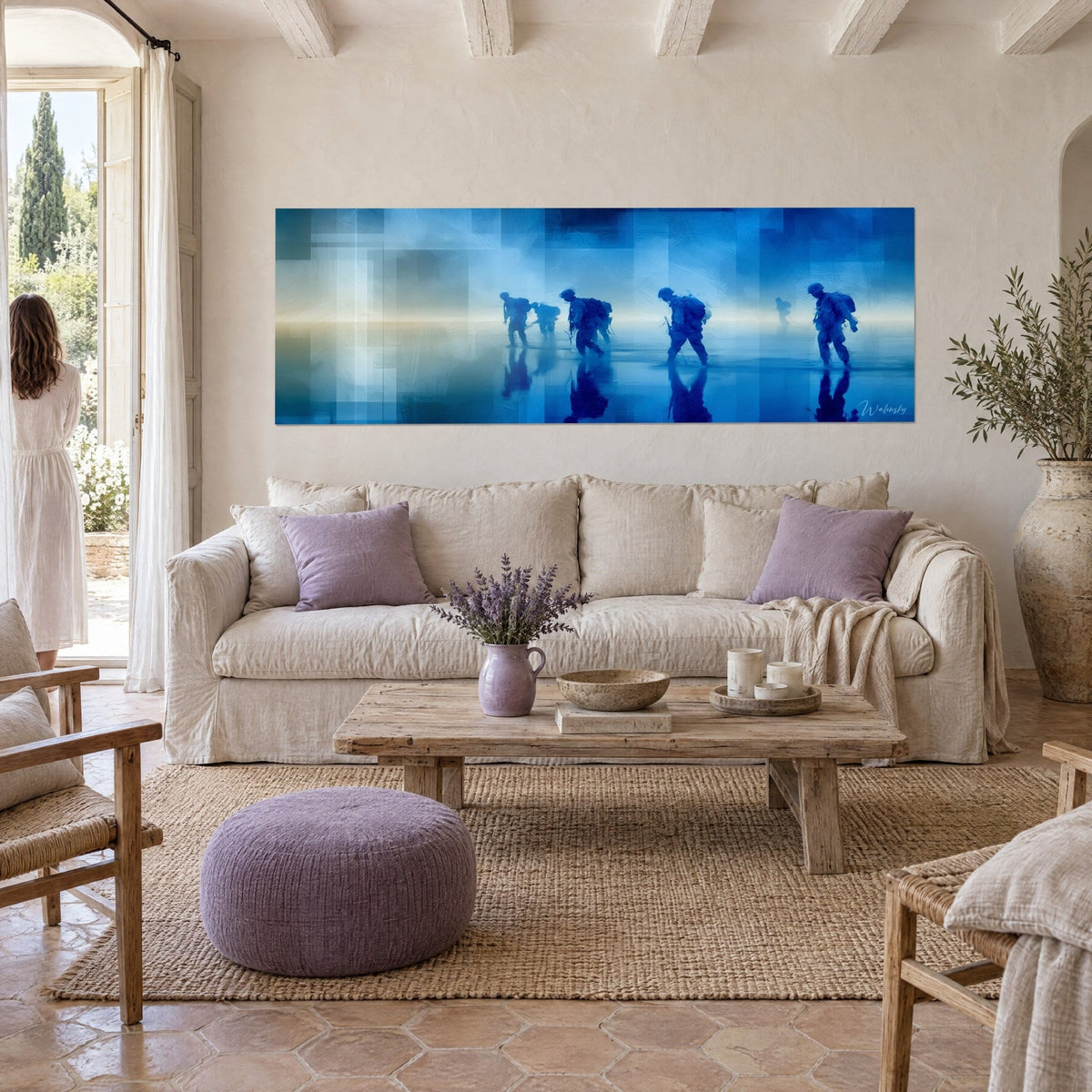 Tableau soldats en file dans l'eau, silhouettes bleu marine sur fond blanc brumeux, au-dessus d'un canapé dans un salon lumineux