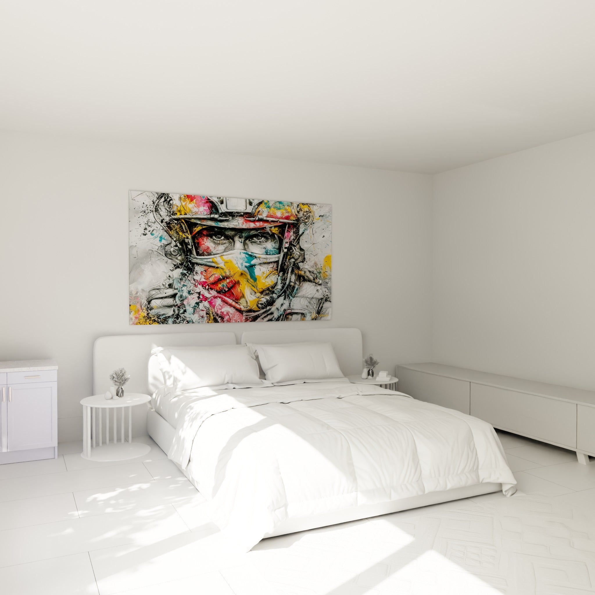 Casque tactique éclaboussé de rouge et jaune vif, accroché au-dessus d'un lit dans une chambre claire