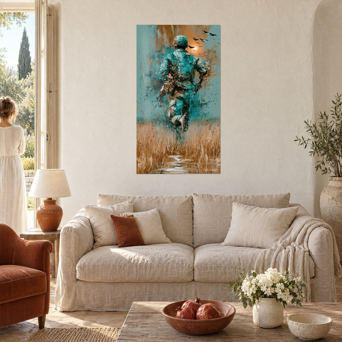 Tableau soldat en treillis turquoise courant dans les roseaux dorés, oiseaux noirs et soleil ocre, au-dessus d'un canapé dans un salon lumineux