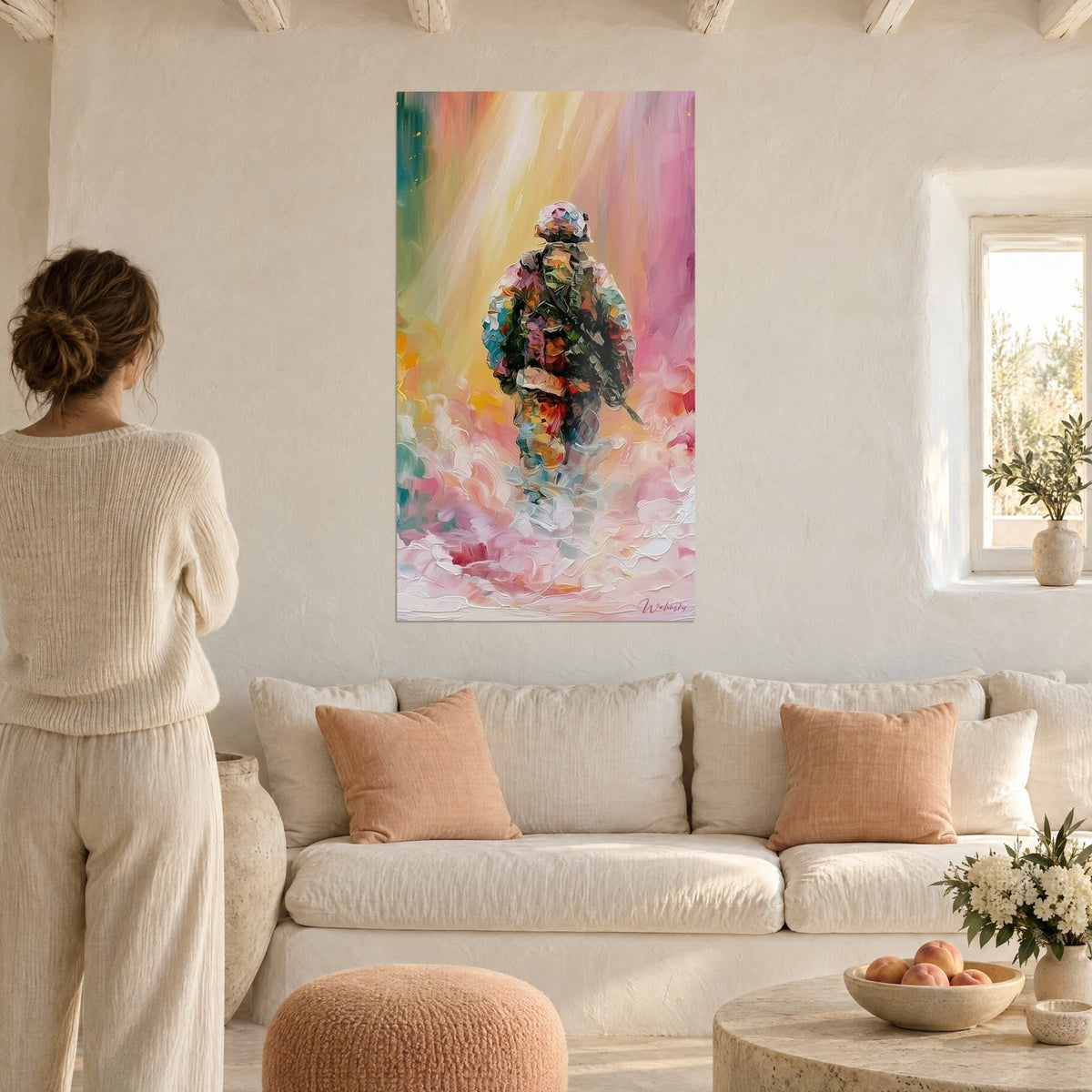 Tableau soldat casqué de dos, aux pastels rose et or, vu par une femme au-dessus d'un canapé dans un salon lumineux