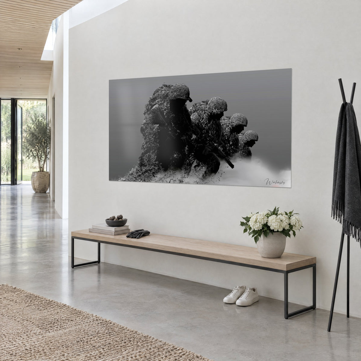 Tableau quatre militaires accroupis aux textures ondulées, noir profond sur fond gris, fumée blanche, banc en bois dans un hall clair