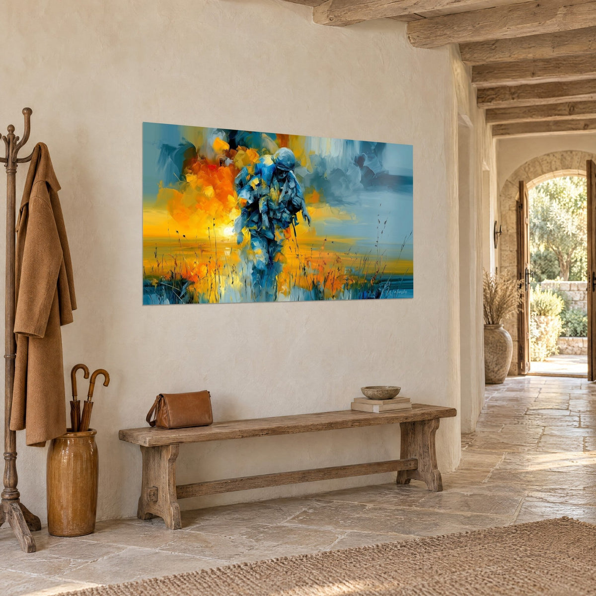 Tableau fantassin sac au dos, coups de spatule bleu acier et orange vif, en vue de trois-quarts dans une entrée en pierre