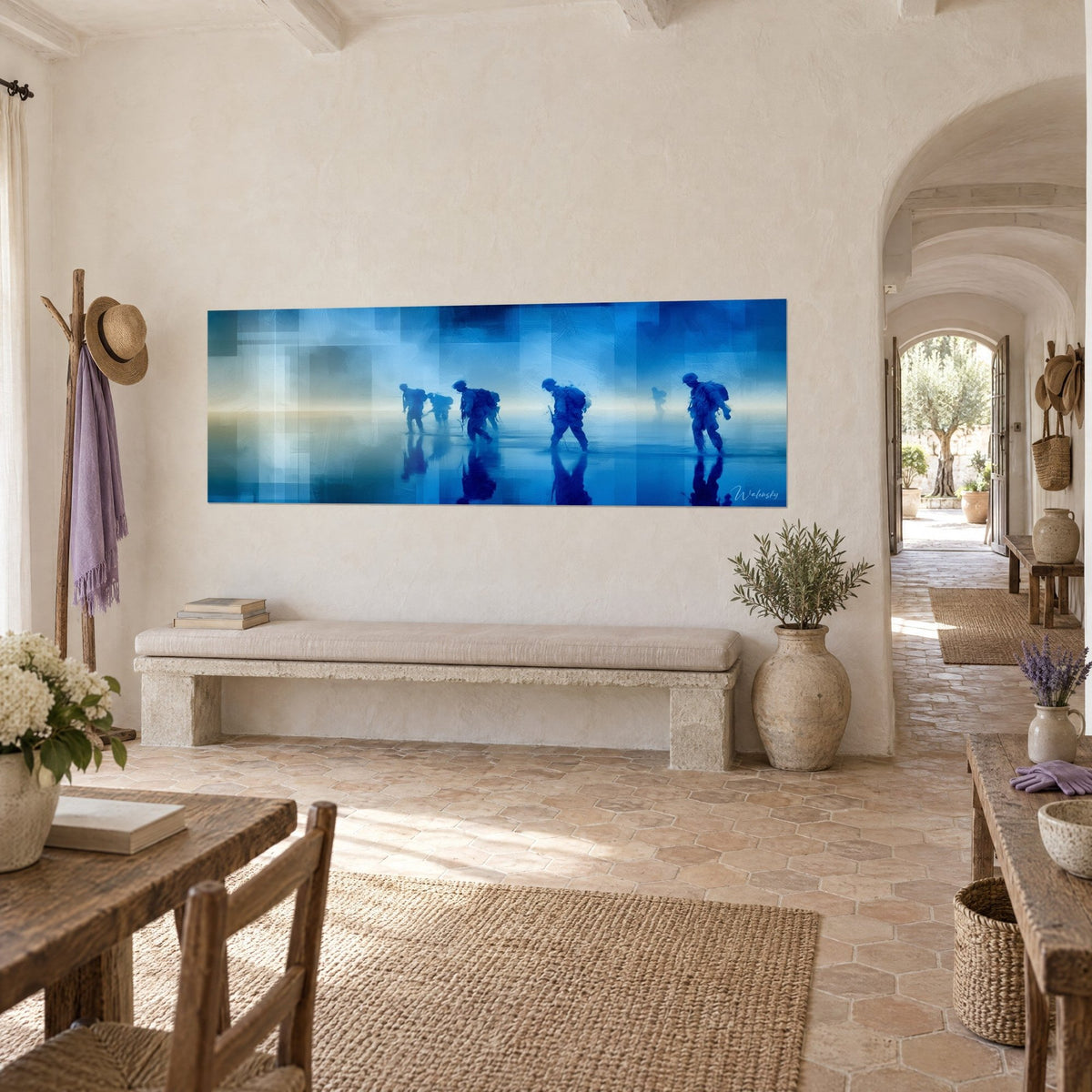 Tableau patrouille traversant un gué, ombres indigo et reflets cyan sur l'eau, mur chaud d'un couloir de mas provençal