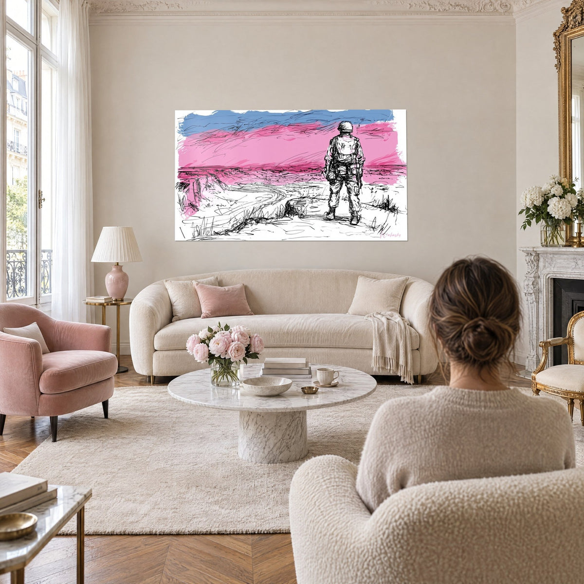 Tableau soldat casqué de dos face à un horizon rose et bleu, croquis noir nerveux, au-dessus d'un canapé dans un salon lumineux
