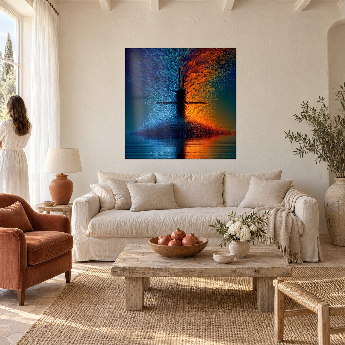 Tableau sous-marin noir surgissant d'une gerbe bleu turquoise et orange ardent, reflets sur l'eau, au-dessus d'un canapé dans un salon lumineux