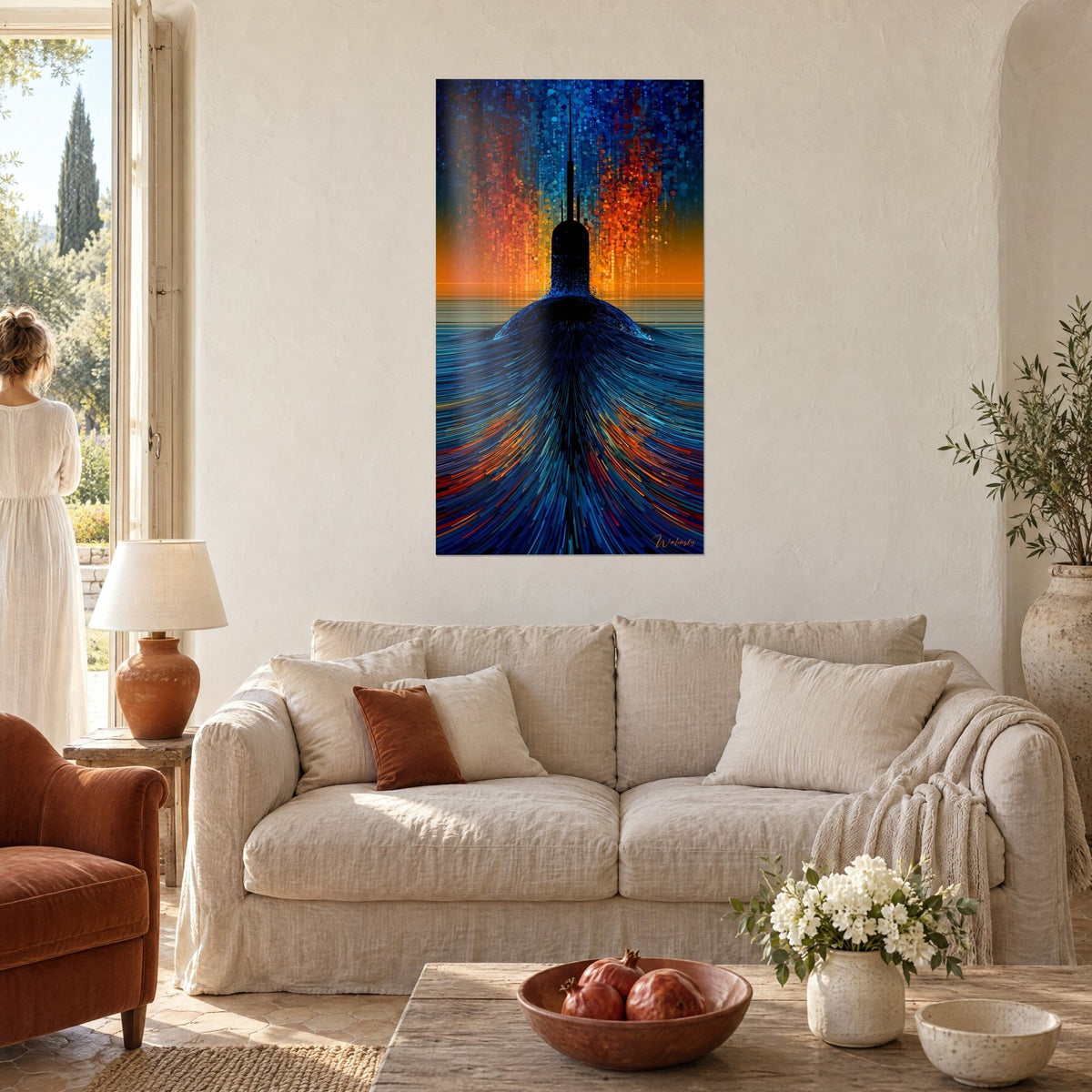 Tableau sous-marin noir émergeant d'une mer bleu nuit sous un ciel orange, deux personnes de dos au-dessus d'un canapé dans un salon lumineux