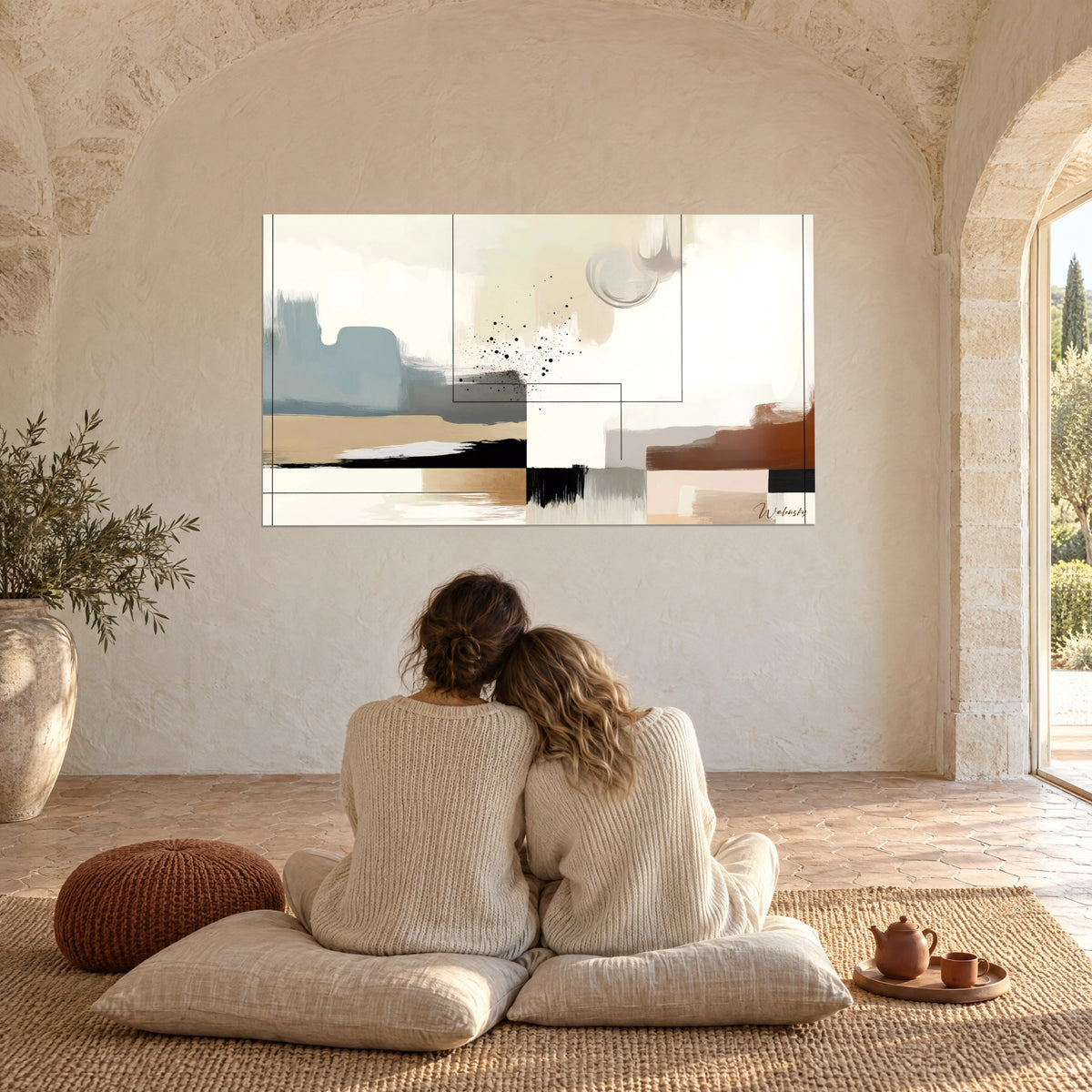 Πίνακας λιτό αφηρημένο με πινελιές ώχρας, γκρι-μπλε και χαλκοκαφέ, ζευγάρι αγκαλιασμένο σε μαξιλάρια, πέτρινη καμάρα του αγροτικού σπιτιού