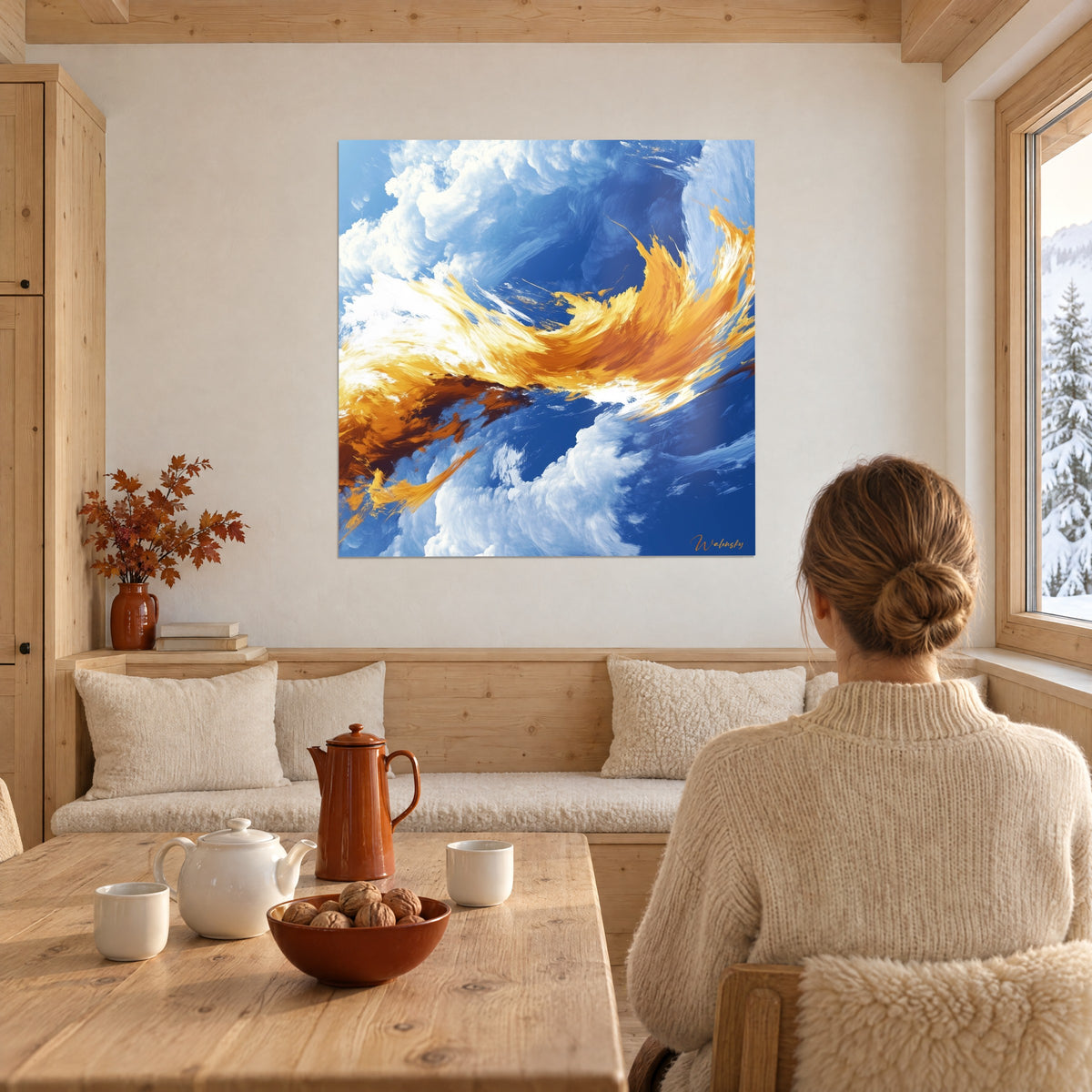 Tableau flamme ambrée ondulant entre nuages crème et azur intense, femme de dos près d'une table, séjour en bois clair de chalet