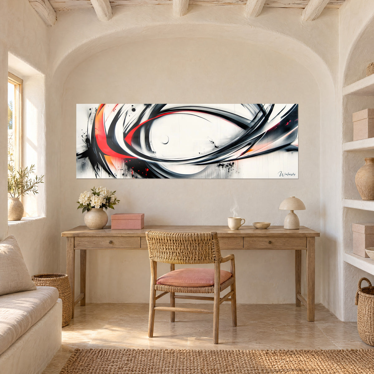 Tableau œil abstrait cerné de larges coups de pinceau noirs et rouges, dans une alcôve voûtée au-dessus d'un bureau en bois