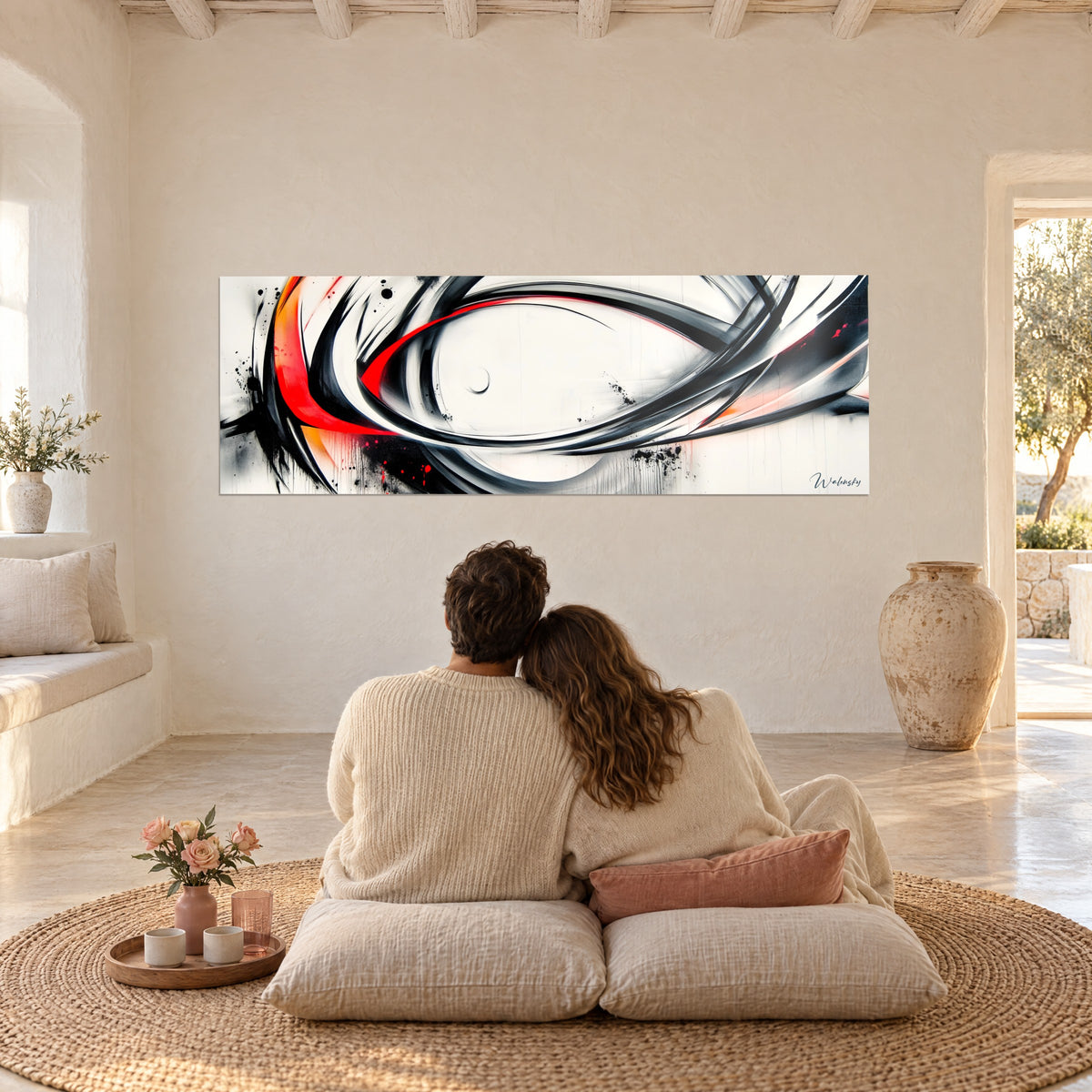 Tableau mouvement circulaire de laque noire, rouge et touches orangées sur blanc, face à un couple assis près d'un vase en terre