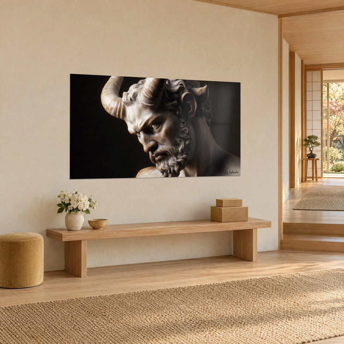 Tableau buste de taureau-homme au regard sévère, marbre blanc veiné d'ocre sur fond noir, accroché au mur beige d'une entrée japandi