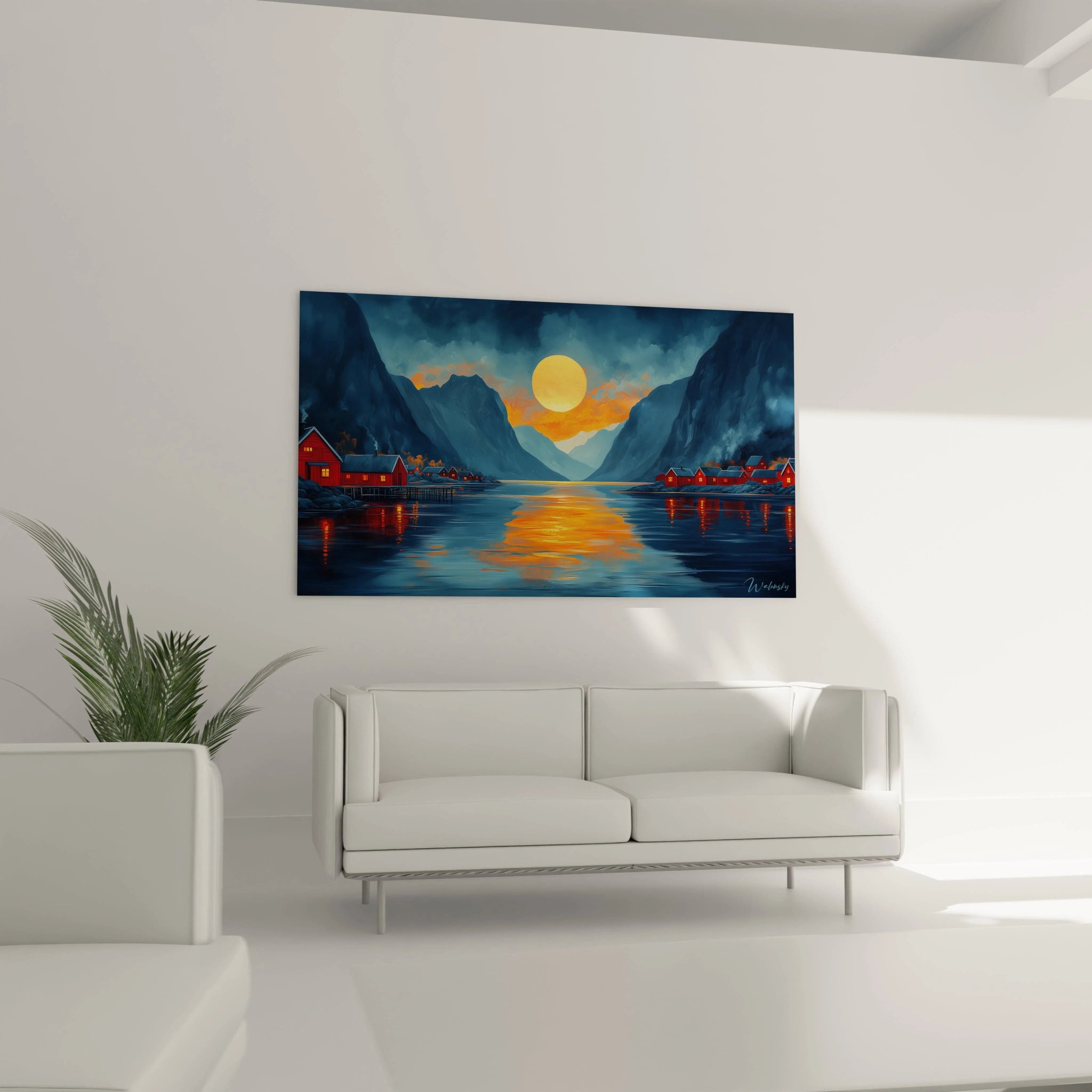 Tableau captant un soleil crépusculaire entre des montagnes escarpées au-dessus d'un fjord paisible, cabanes rouges traditionnelles norvégiennes sur les berges et jeu de reflets bleu-orange sur l'eau.
