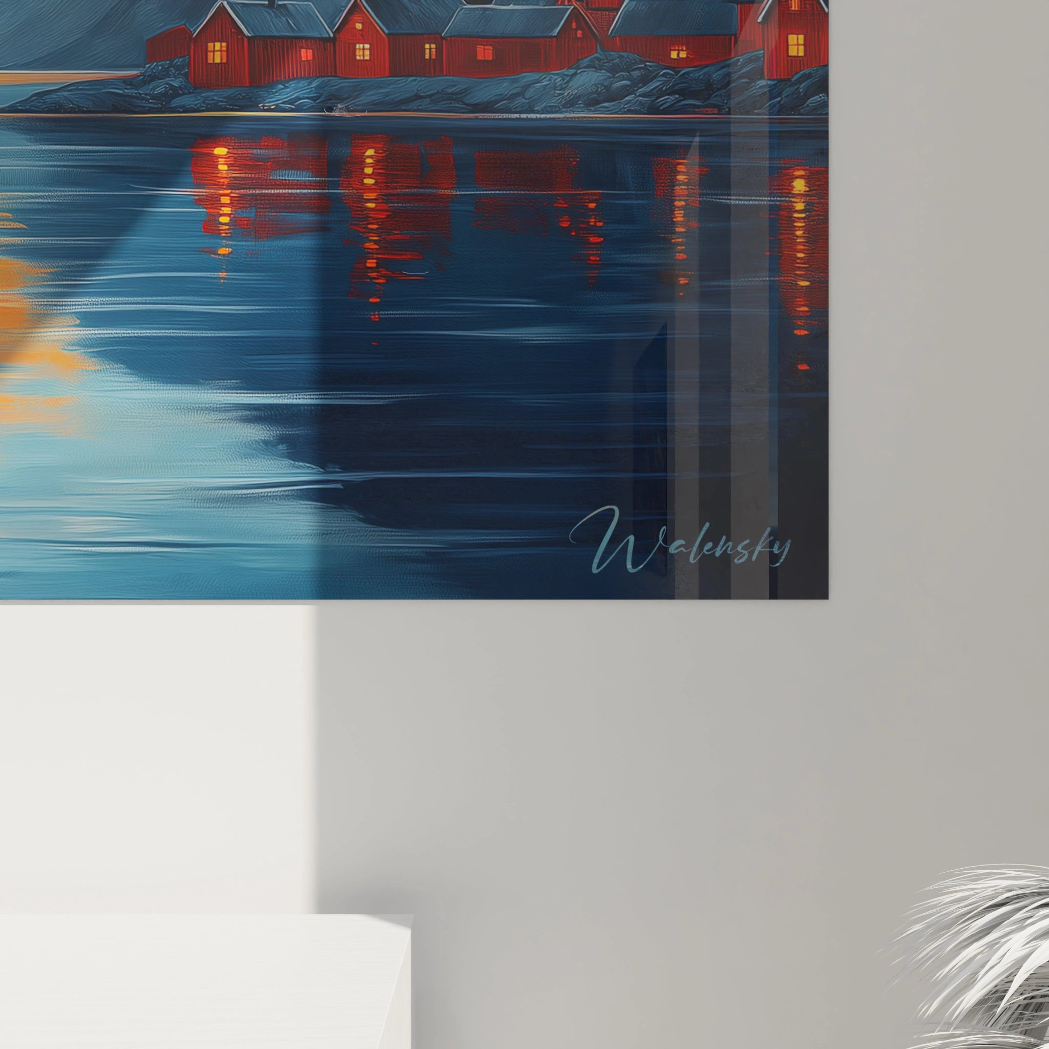 Tableau d'un paysage nordique au moment magique où le soleil doré se couche entre deux massifs montagneux bleutés, illuminant des habitations rouges traditionnelles et créant un chemin de lumière dorée sur l'eau.
