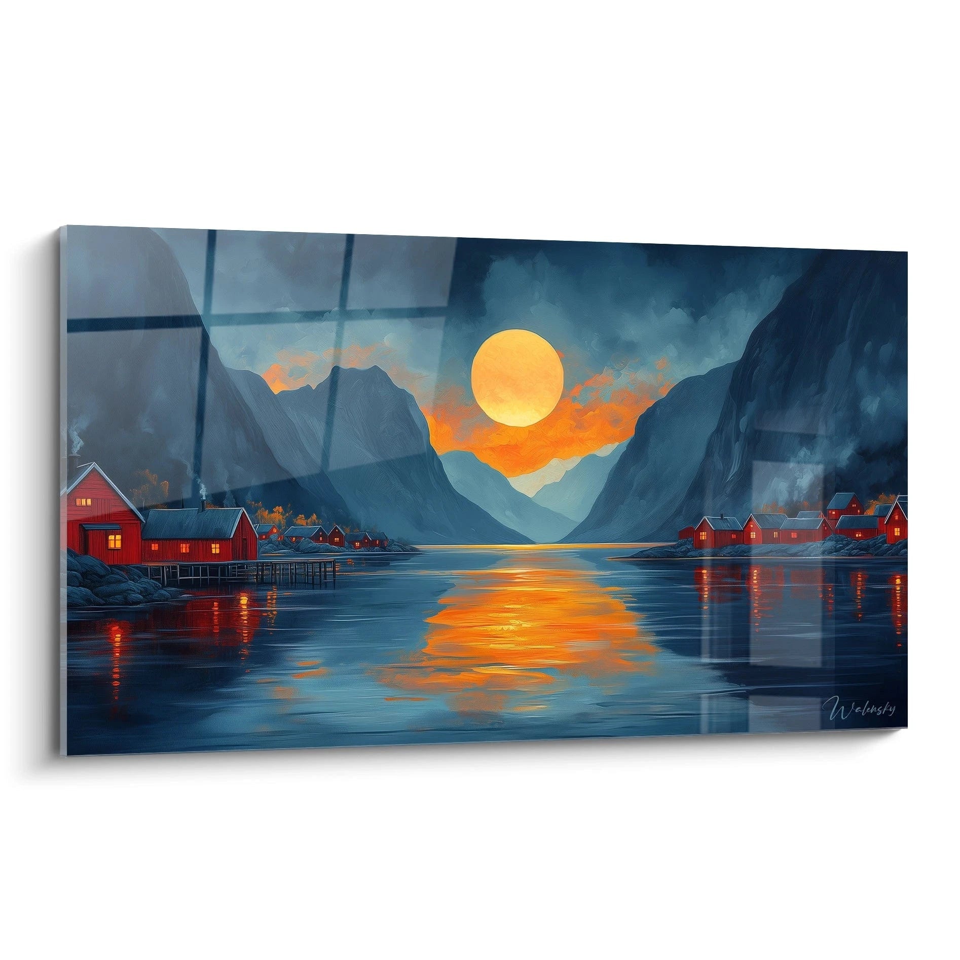 Tableau représentant un fjord nordique au coucher de soleil avec des cabanes rouges sur les rives, montagnes bleutées imposantes et reflets orangés sur l'eau calme créant un chemin lumineux.
