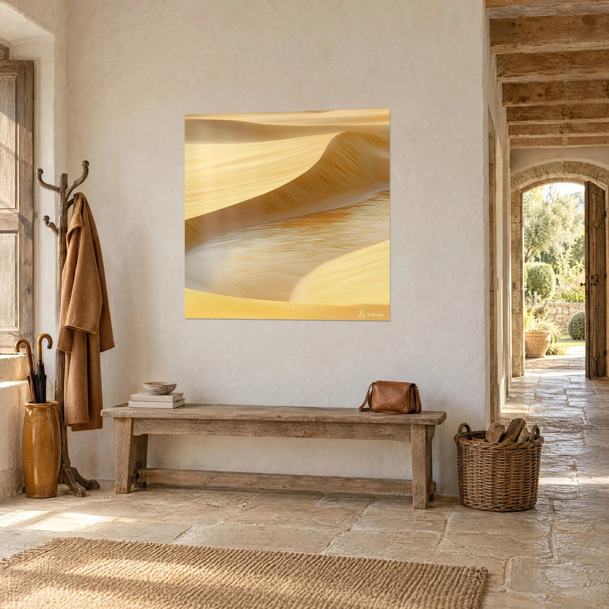 Tableau désert miel aux crêtes sculptées par le vent, jaune doré et ocre, sur un mur de pierre près d'une arche ouverte