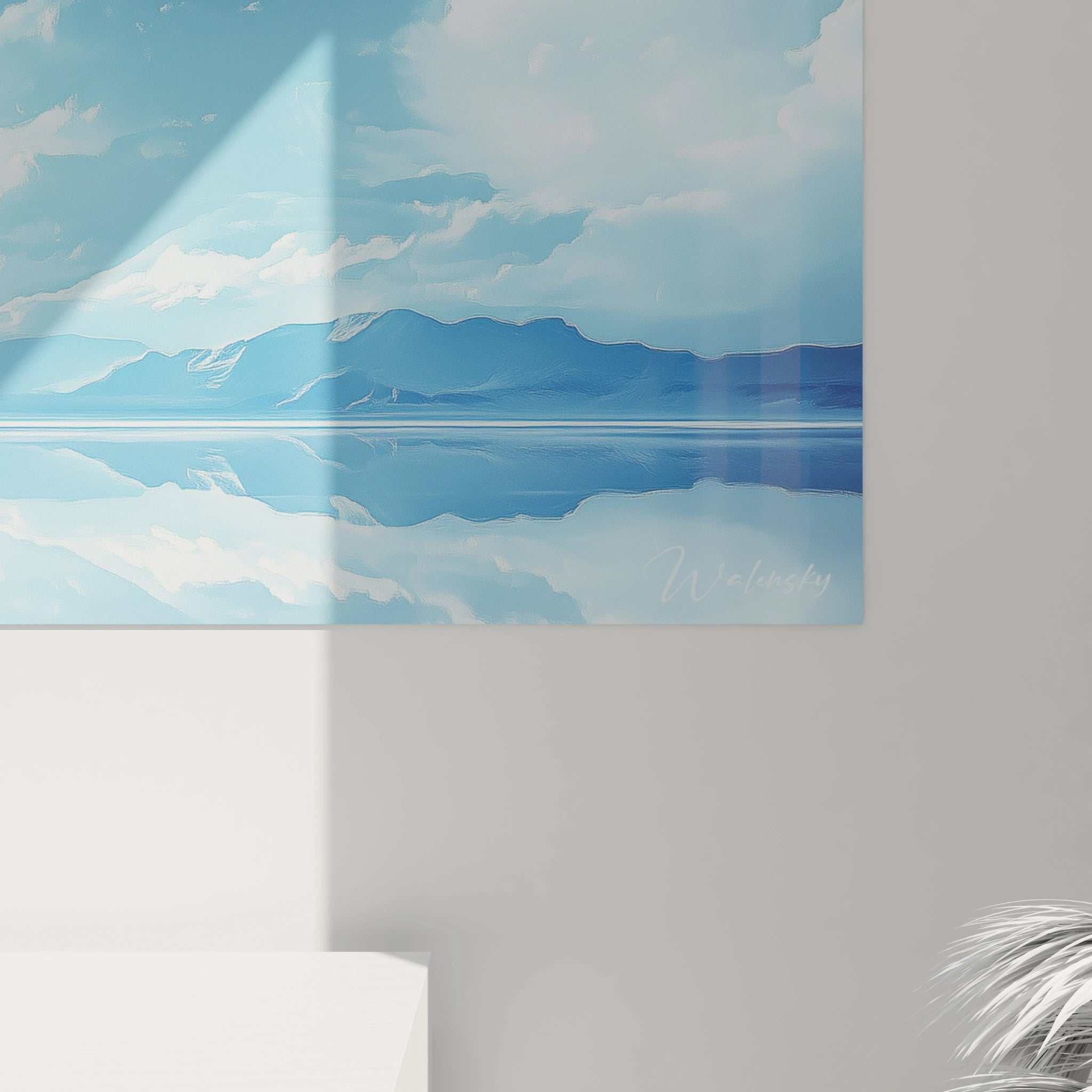 Un tableau montagne épuré montrant un lac alpin au petit matin. Les teintes bleues dominent l'ensemble de l'œuvre, des montagnes lointaines jusqu'au ciel lumineux. La surface de l'eau, parfaitement lisse, reflète le paysage avec une précision cristalline, créant un effet miroir qui double visuellement l'espace.
