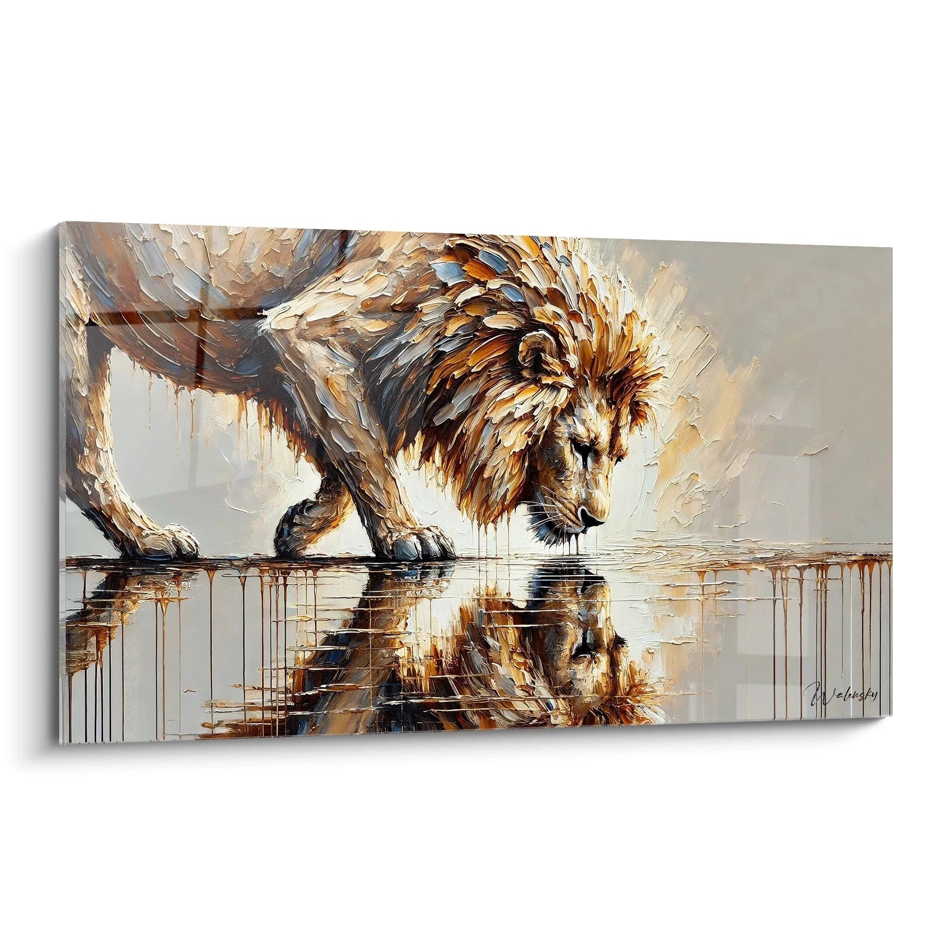 Ce tableau lion moderne, vu de biais, révèle la profondeur de ses détails. L'approche texturale met en valeur la puissance tranquille du lion contemplant son reflet dans l'eau.

