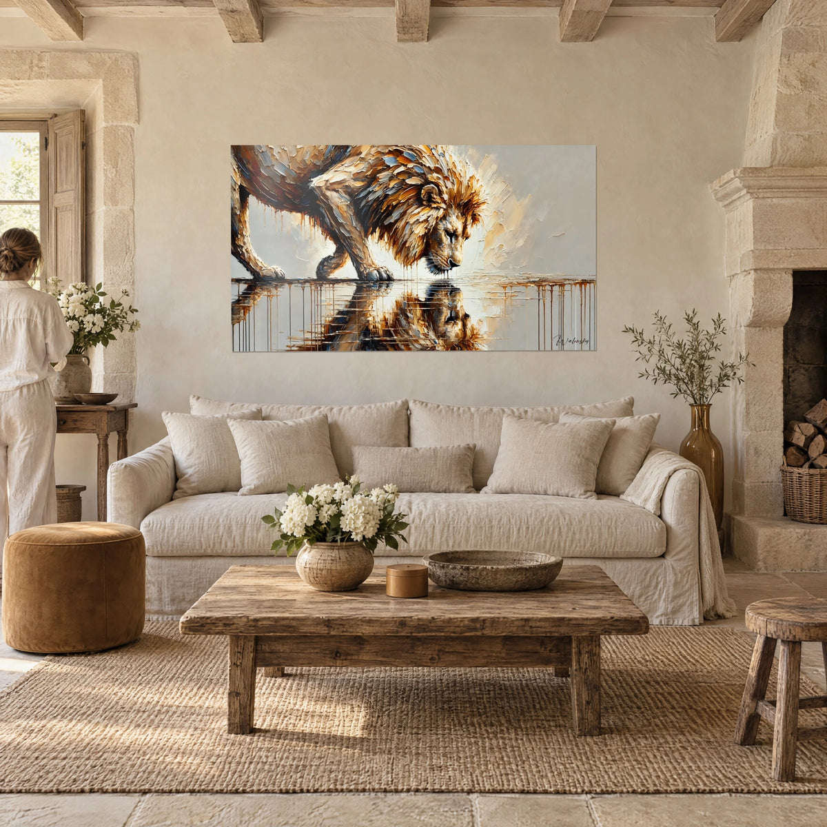 Gemälde Löwe beugt sich über das Wasser, ockerfarbene und honigfarbene Mähne in Spachteltechnik, perlgraues Spiegelbild, über einem Sofa in einem hellen Wohnzimmer