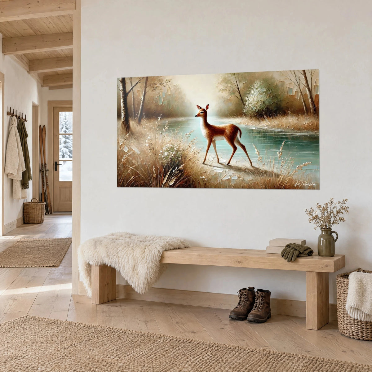 Schilderij jonge gevlekte hert langs zeegroen water, witte berken en okerkleurig riet, schuine blik in de hal van het chalet