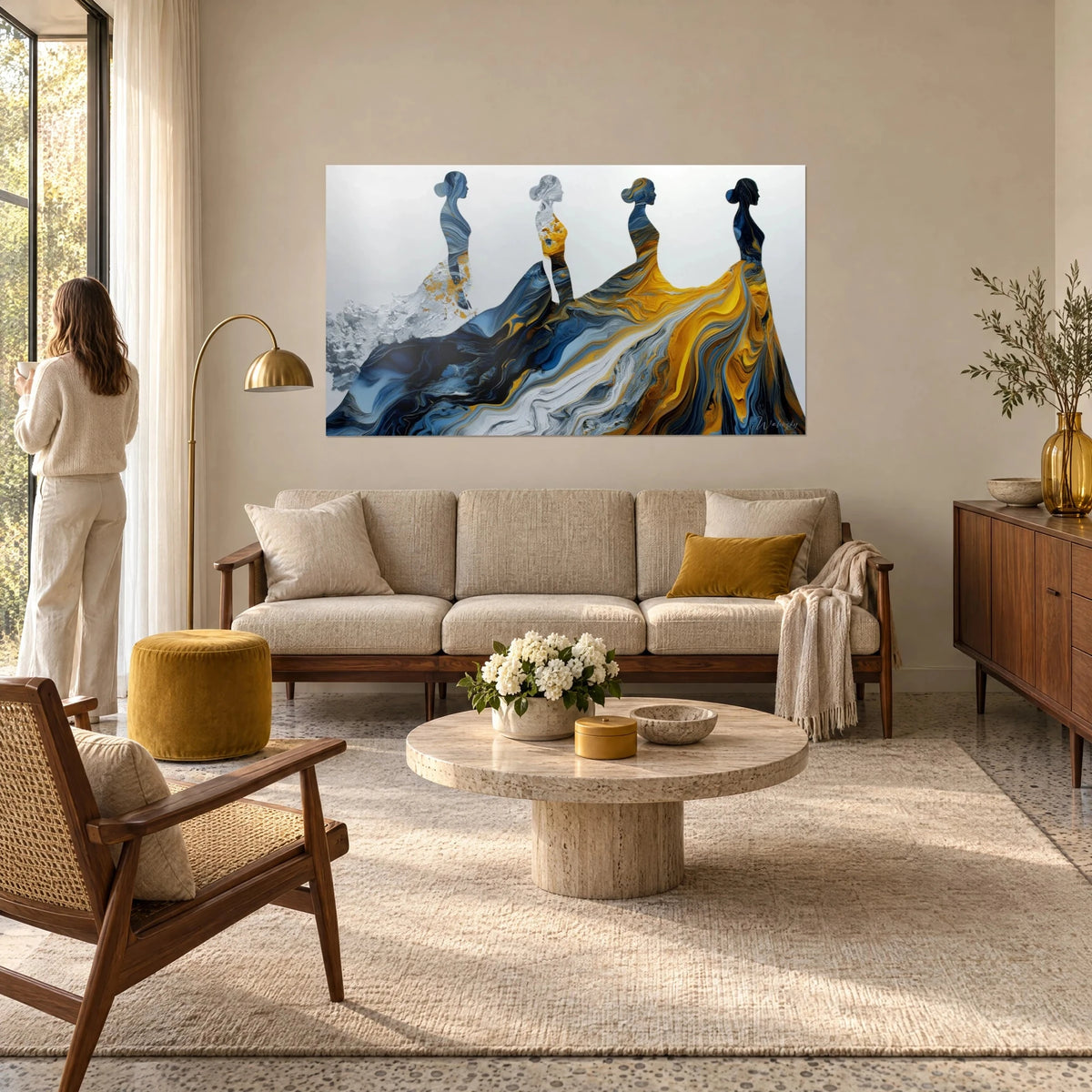 Gemälde vier weibliche Silhouetten in fließenden Kleidern aus Tropfen-Malerei in Nachtblau und Gold, über einem Sofa in einem hellen Wohnzimmer
