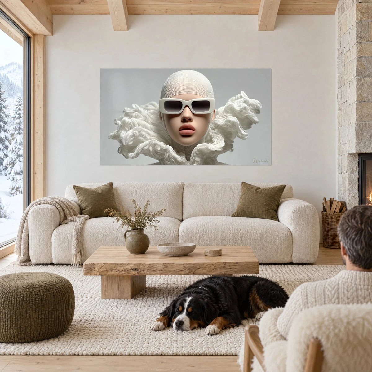 Gemälde Schaufensterpuppenkopf in Weiß ummantelt mit eckiger Brille und elfenbeinfarbenem Volutenkragen, über einem Sofa in einem hellen Wohnzimmer