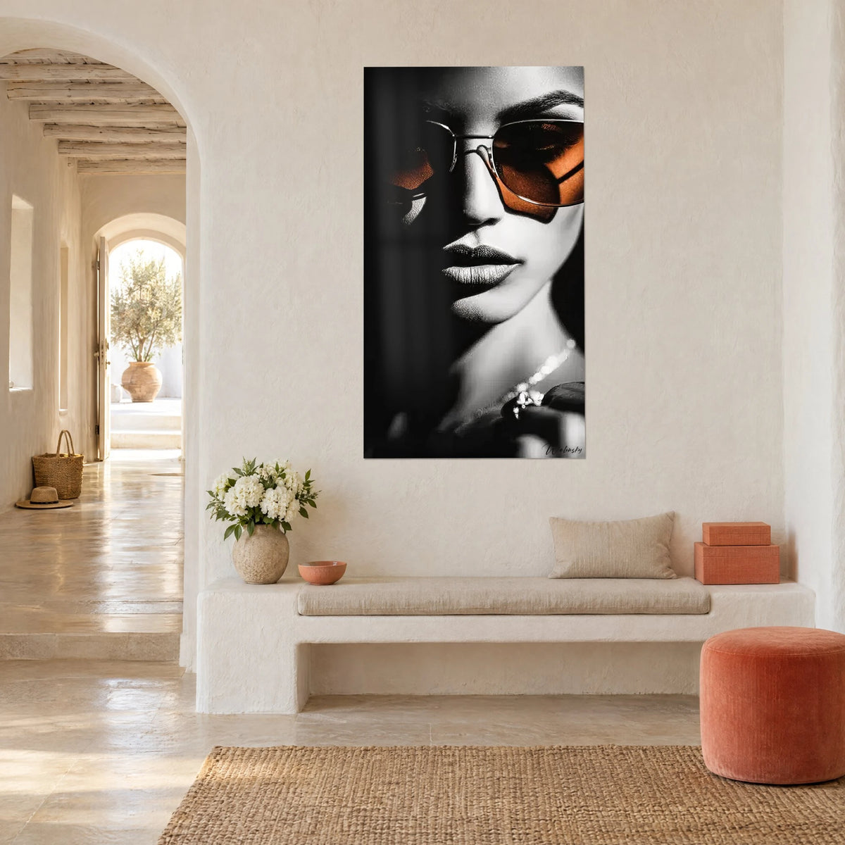 Cuadro rostro de mujer con labios pálidos, montura dorada y cristales naranja quemado, en vista de tres cuartos en un salón de arcos blancos
