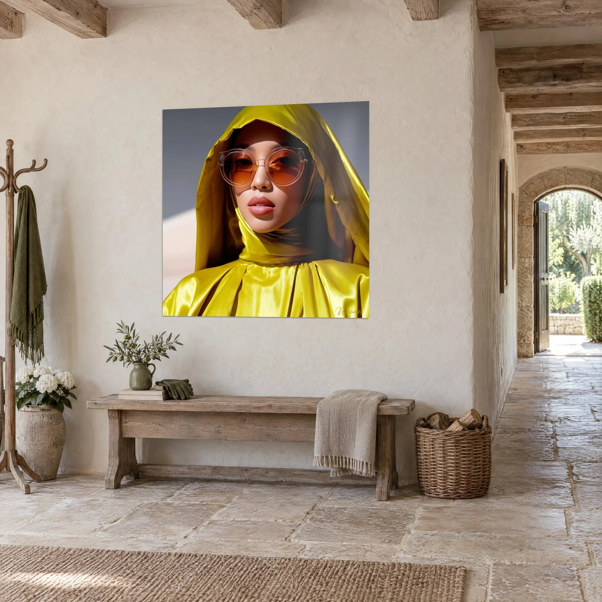 Schilderij model met mosterdgele zijden sluier, koraalroze lippen en amberkleurige glazen, witte gestuukte muur van een stenen huis
