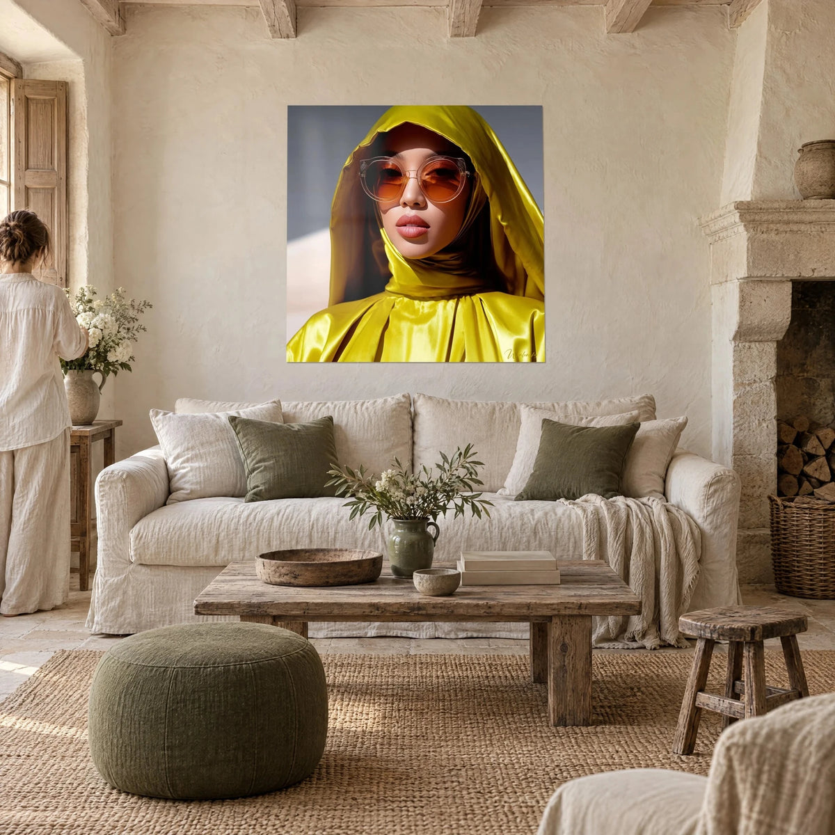 Schilderij modeportret van een vrouw met koperkleurige bril, citroengele satijnen sluier tegen een grijze achtergrond, boven een bank in een lichte woonkamer