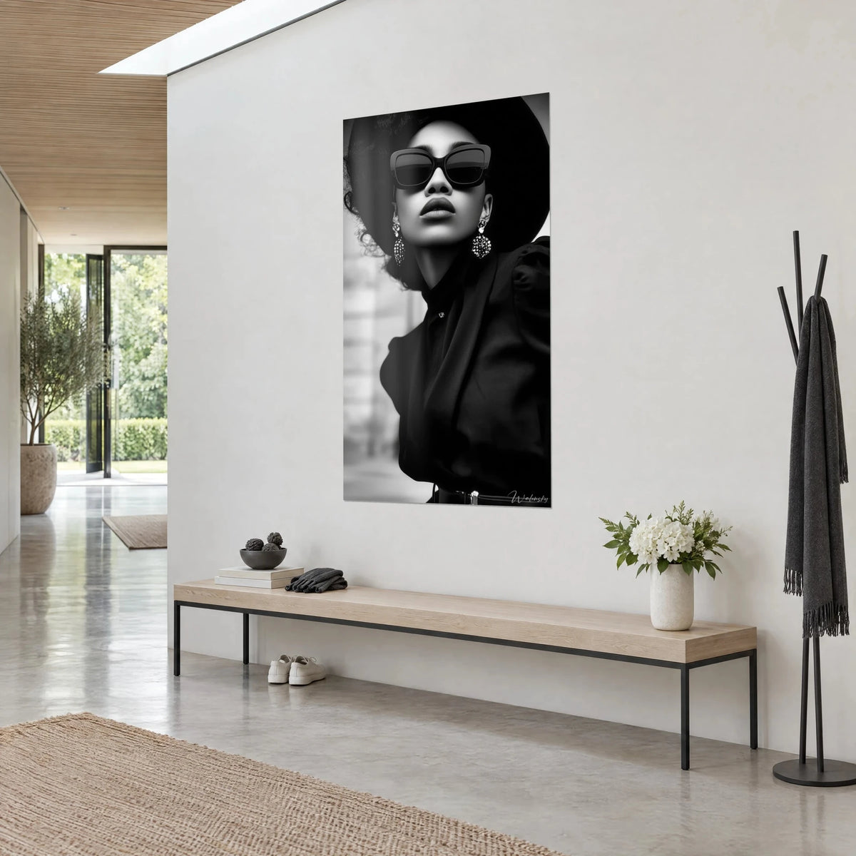 Tableau portrait mode d'une mannequin aux lèvres charnues, col montant noir et fond gris flou, sur un mur blanc d'entrée