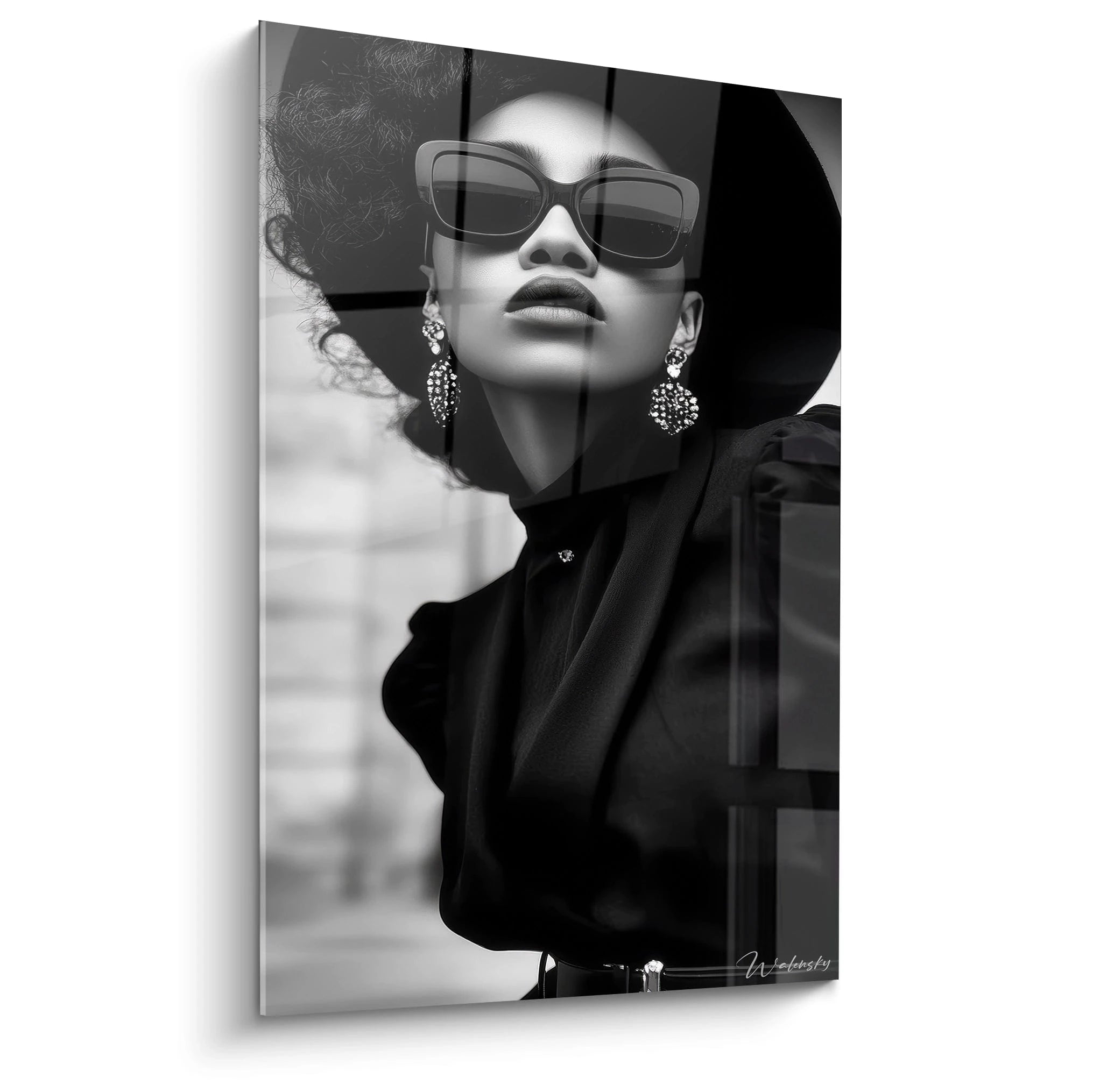 Tableau mode noir et blanc représentant une femme élégante avec des lunettes de soleil et un chapeau