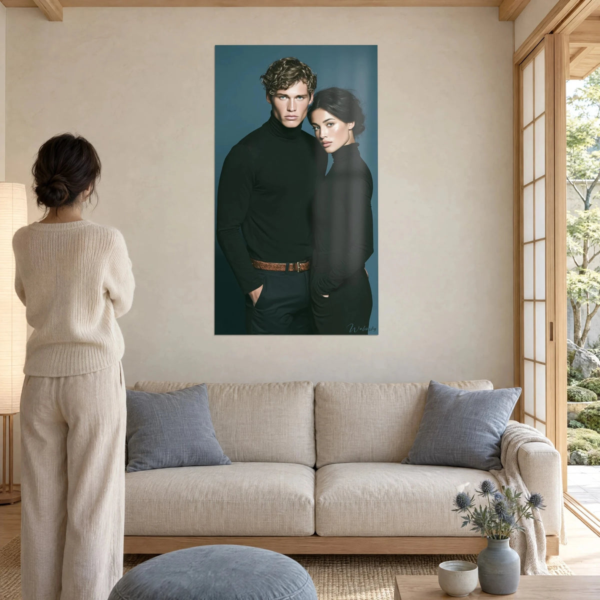 Schilderij koppel in zwarte coltruien tegen een petrolblauwe achtergrond, heldere intense blikken, boven een bank in een lichte woonkamer