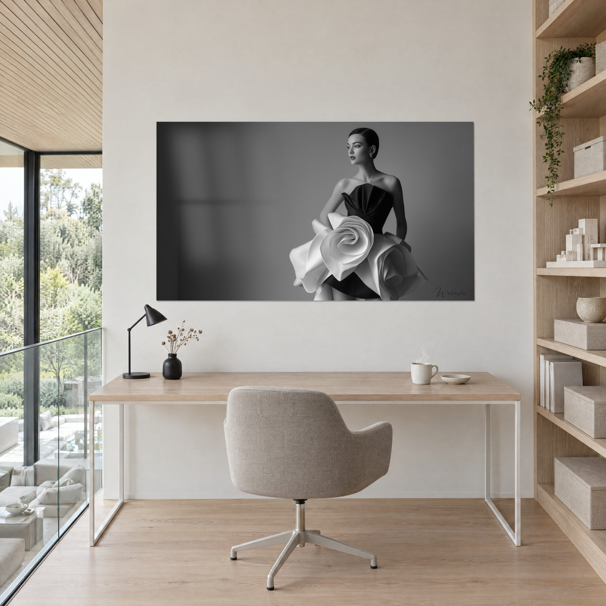 Gemälde cremefarbene Satin-Blütenblätter, um ein schwarzes trägerloses Kleid gewickelt, Grautöne, an der Wand eines Büros aus hellem Holz
